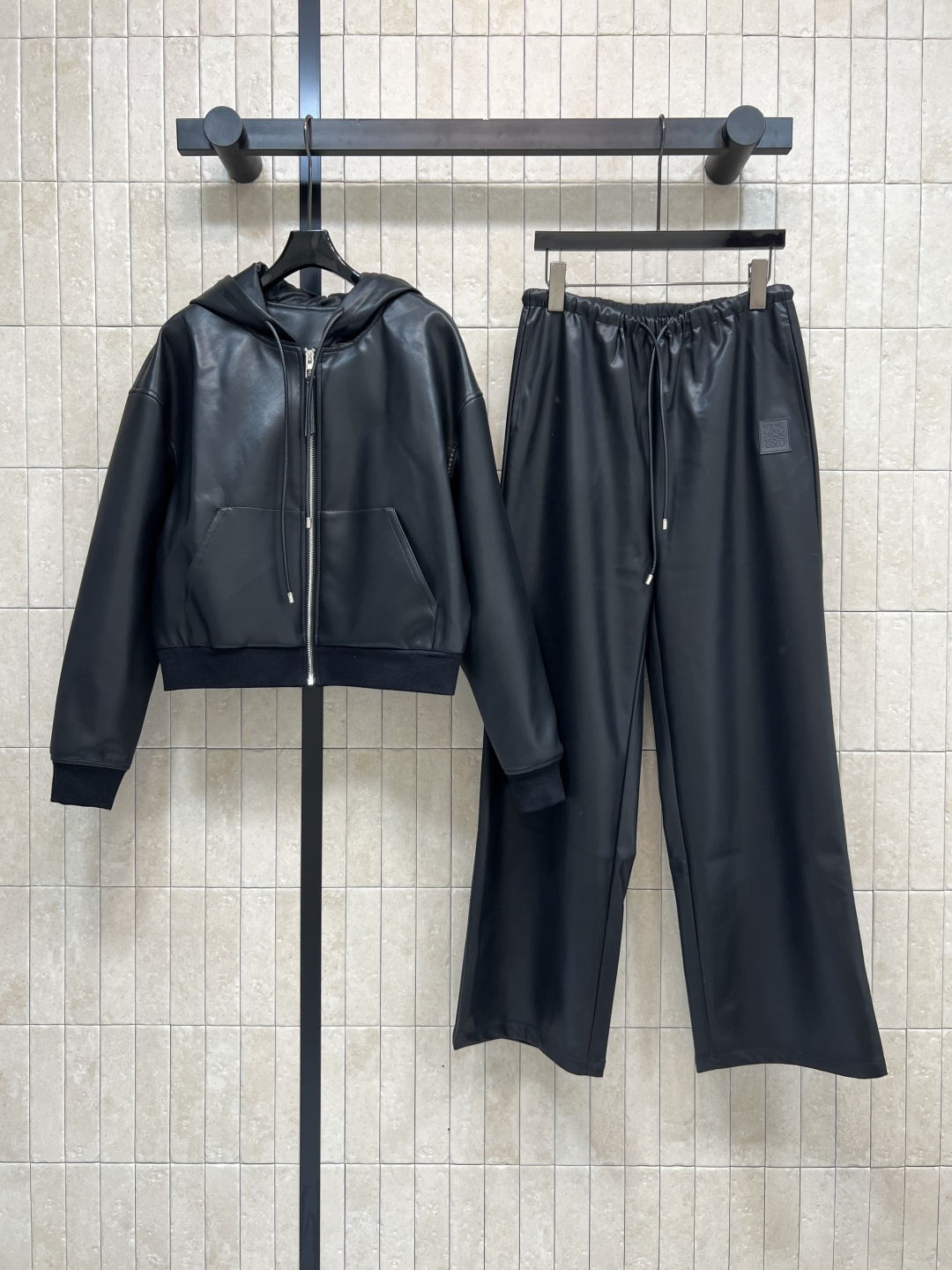 NO:507862,Jackets and trousers LW home 25 autumn and winter new style Hooded jacket + high-waist drawstring wide-leg pants Super practical wear A must-have item Exquisite up A set of top body can be sweet and cool, fashionable and stylish to create a daily exquisite look Cool and stylish and versatile and not picky. One set for sale Size/S-M-L,,jackets & coats,jackets & coats,hats,alexander wang19860909外套长裤LW家 25秋冬新款 连帽夹克外套+ 高腰抽绳阔腿裤 超级实穿 必入的一款单品 精致感up 一套上身可甜可酷 时髦感妥妥的 打造日常精致造型 酷飒有型百搭不挑人 一套出售 Size/S-M-L,,jackets & coats,jackets & coats,hats,alexander wang,Women's clothing