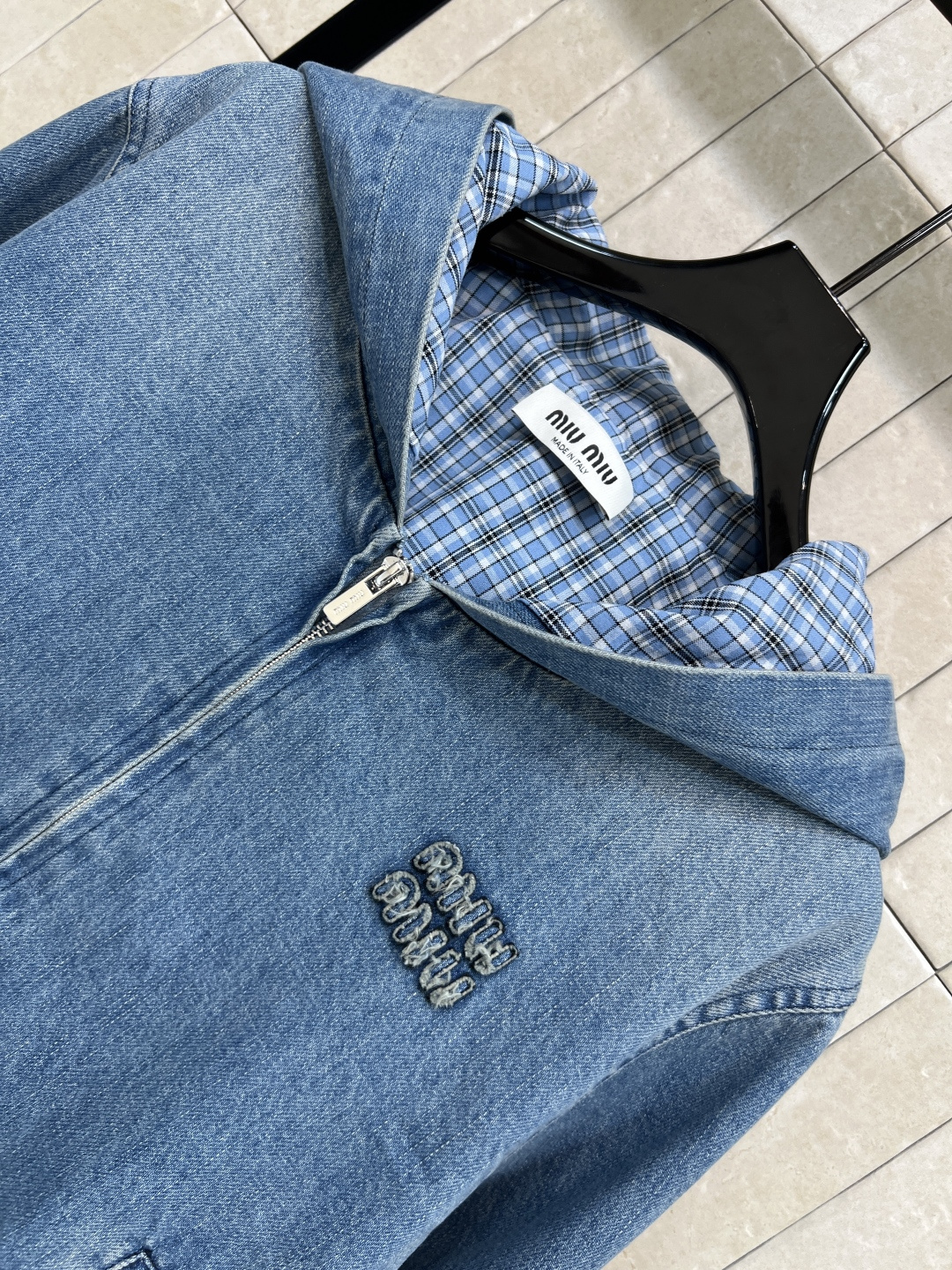 MIu家 25秋冬新款 连帽牛仔夹克外套 高街时髦炸街神器 连帽宽松版型 里面复古格纹内衬高级风 时髦精