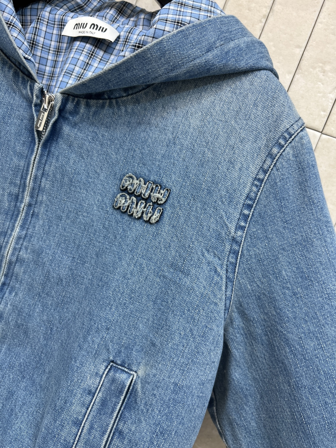 MIu家 25秋冬新款 连帽牛仔夹克外套 高街时髦炸街神器 连帽宽松版型 里面复古格纹内衬高级风 时髦精