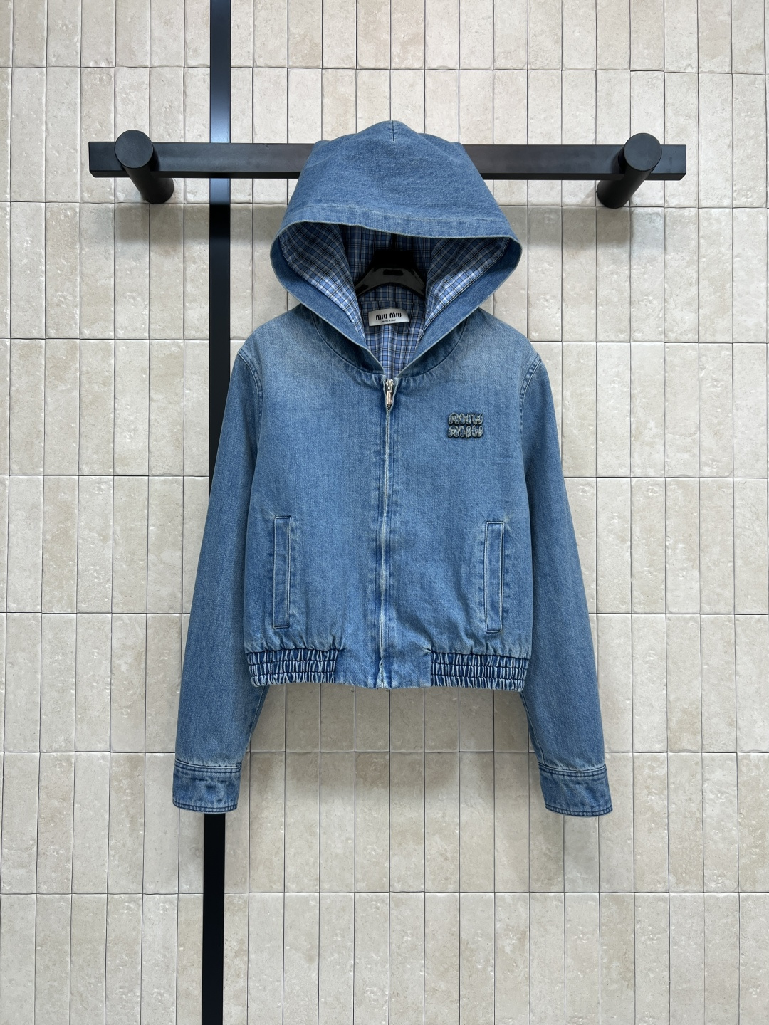 NO:507868,MIu Home 25 autumn and winter new style hooded denim jacket jacket, high street fashionable street explosion artifact, hooded loose style, retro plaid lining inside, fashionable essence must enter the aura, full-length item, handsome and cool upper body, workmanship quality depends on details, one color three codes,,miumiu, jackets & coats, jackets & coats,hats,alexander wang19860909MIu家 25秋冬新款 连帽牛仔夹克外套 高街时髦炸街神器 连帽宽松版型 里面复古格纹内衬高级风 时髦精必入气场全开单品 上身帅气又拉风 做工品质看细节 一色三码,,miumiu,jackets & coats,jackets & coats,hats,alexander wang,Women's clothing