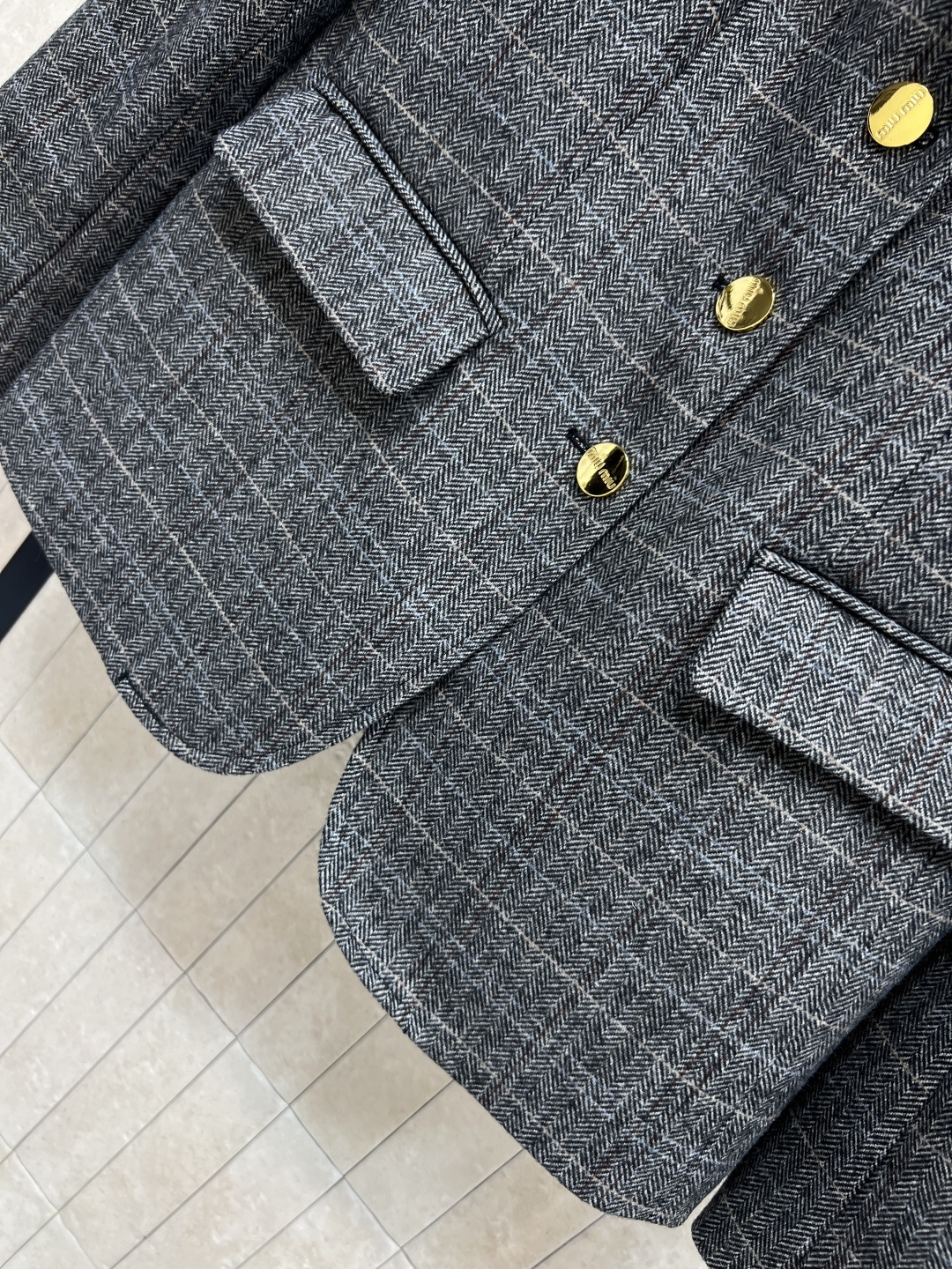 MIu家 25秋冬新款 羊毛格纹西装外套 上身低调又大气超美超显气质 纯羊毛面料柔软又舒适 时髦气质代表