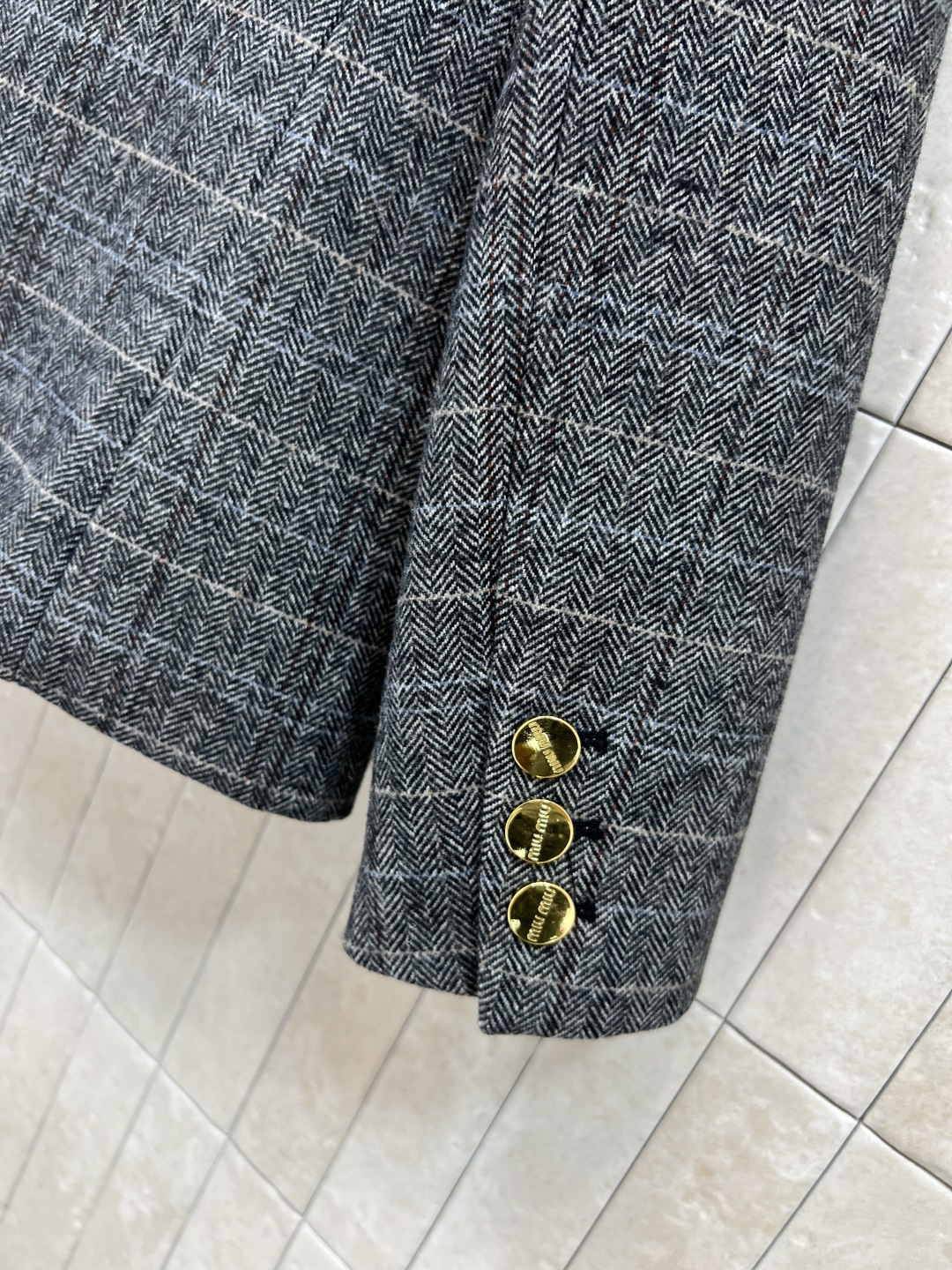 MIu家 25秋冬新款 羊毛格纹西装外套 上身低调又大气超美超显气质 纯羊毛面料柔软又舒适 时髦气质代表