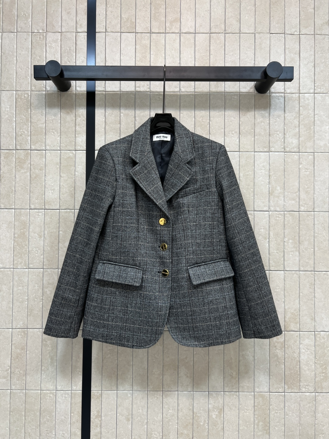 NO:507872,MIu Home 25 autumn and winter new style wool plaid suit jacket The upper body is low-key, atmospheric, super beautiful and elegant. Pure wool fabric is soft and comfortable. A representative of fashionable temperament. Logo gold buckle embellishes loose suit style. The right silhouette cut is a relatively casual suit style. I need this one too much for daily wear. Walking style. One color three-code Size/S-M-L,,miumiu, jackets & coats,business suit,alexander wang19860909MIu家 25秋冬新款 羊毛格纹西装外套 上身低调又大气超美超显气质 纯羊毛面料柔软又舒适 时髦气质代表 logo金扣点缀宽松西装版型 恰到好处的廓形剪裁 是比较休闲的西装款 日常穿搭太需要这一件 走路带风 一色三码Size/S-M-L,,miumiu,jackets & coats,business suit,alexander wang,Women's clothing