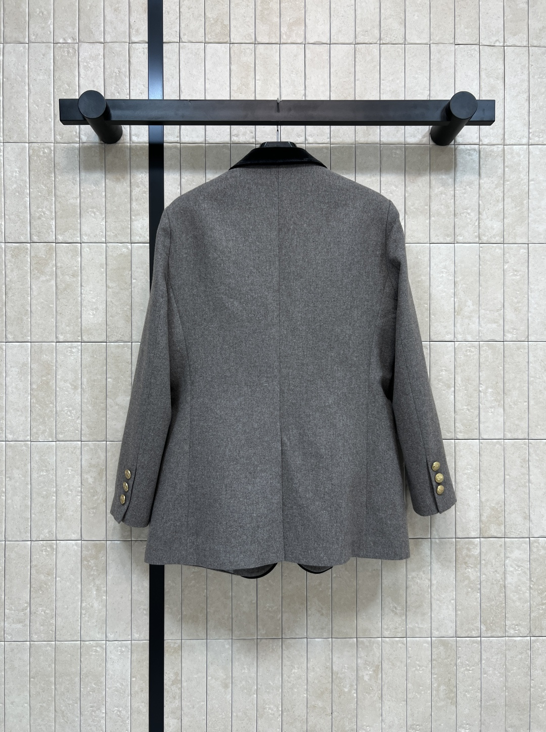 CE家 25秋冬新款 丝绒撞色拼接西装 领口和盖带都是做的丝绒拼接设计 撞色超级细节的图案两粒扣金扣点缀