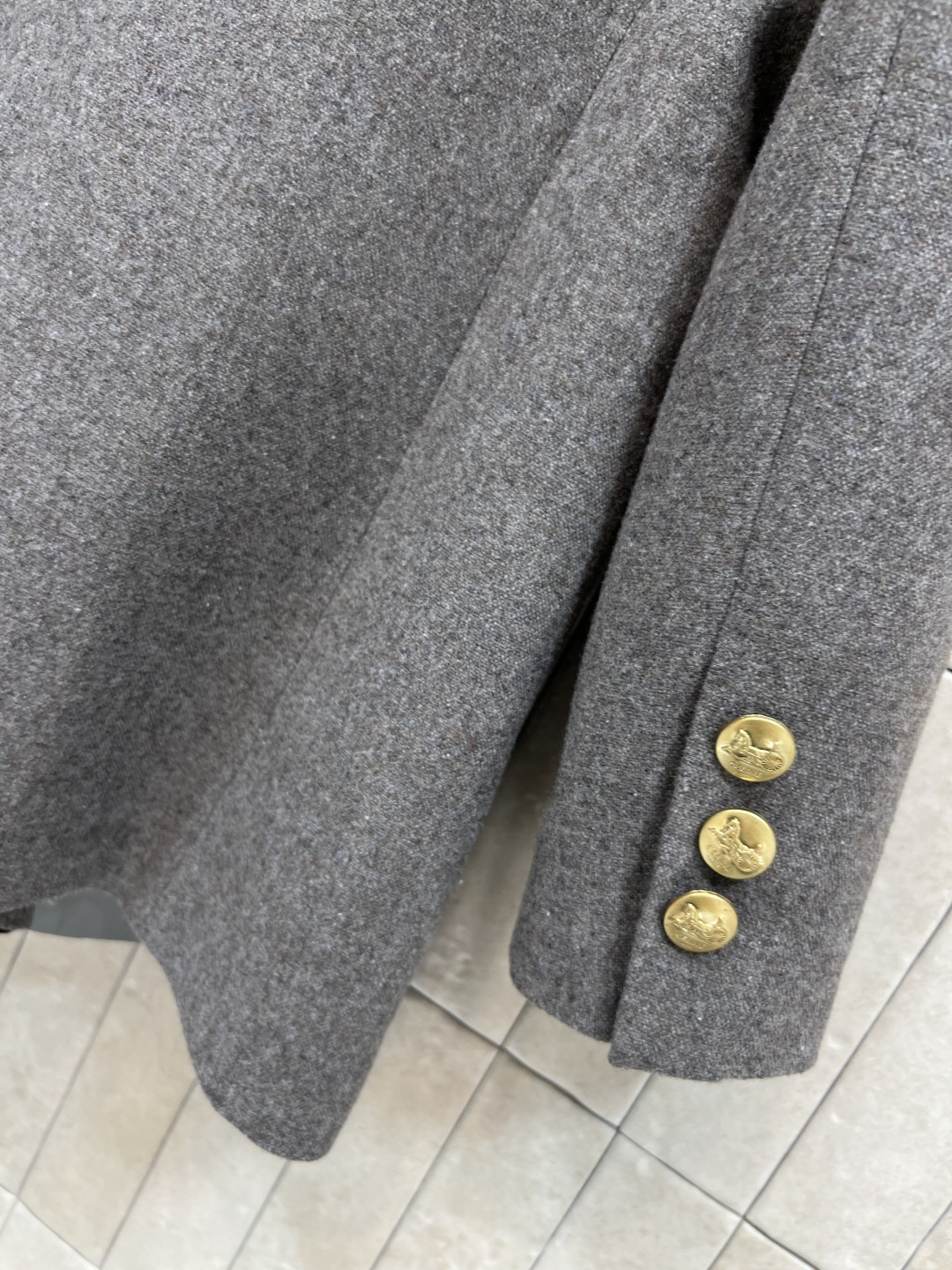 CE家 25秋冬新款 丝绒撞色拼接西装 领口和盖带都是做的丝绒拼接设计 撞色超级细节的图案两粒扣金扣点缀
