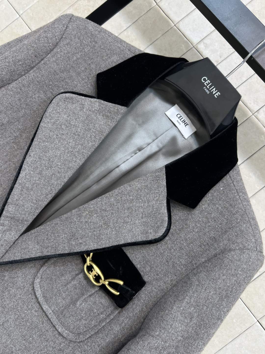 CE家 25秋冬新款 丝绒撞色拼接西装 领口和盖带都是做的丝绒拼接设计 撞色超级细节的图案两粒扣金扣点缀