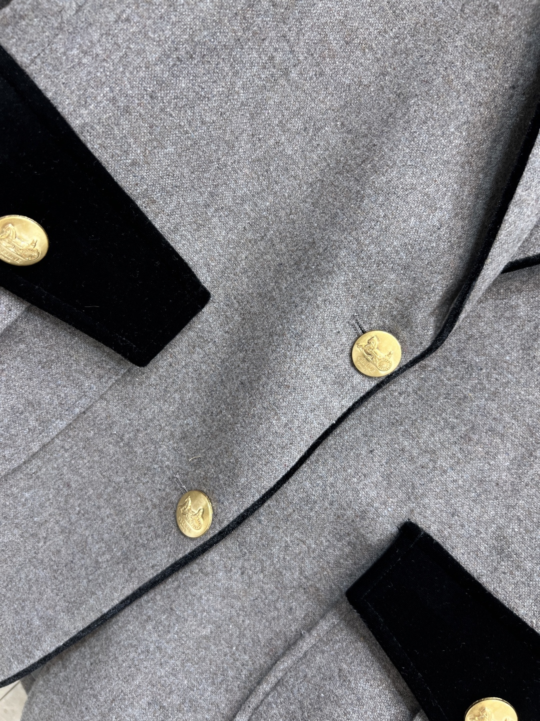 CE家 25秋冬新款 丝绒撞色拼接西装 领口和盖带都是做的丝绒拼接设计 撞色超级细节的图案两粒扣金扣点缀