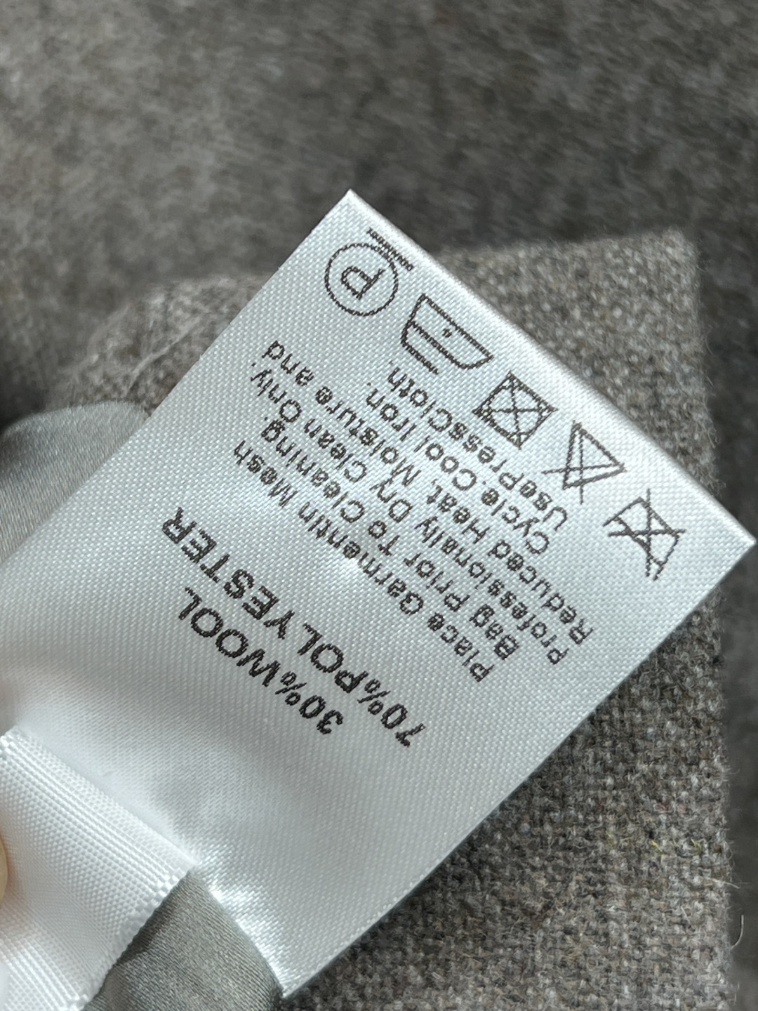 CE家 25秋冬新款 丝绒撞色拼接西装 领口和盖带都是做的丝绒拼接设计 撞色超级细节的图案两粒扣金扣点缀