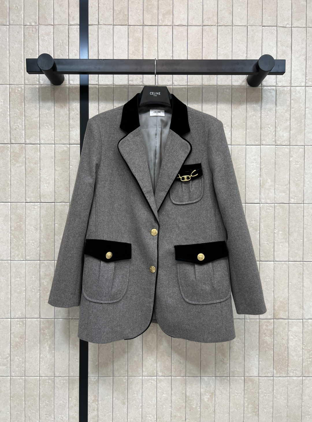 NO:507877,CE Home 25 autumn and winter new style velvet contrasting color splicing suit The neckline and cover strap are made of velvet splicing design Contrast color super detailed pattern two buckles gold buckle embellishment The textured fabric is very high-end three-dimensional cut, versatile body shape is not picky, everyday appearance is very good, easy to grasp, temperament and feminine charm, one color three-code sanSize/S-M-L,, business suit, alexander wang19860909CE家 25秋冬新款 丝绒撞色拼接西装 领口和盖带都是做的丝绒拼接设计 撞色超级细节的图案两粒扣金扣点缀 肌理感面料巨显高级 立体廓形剪裁 百搭修饰身形不挑人 日常出街都很不错 轻松拿捏 气质女性魅力 一色三码sanSize/S-M-L,,business suit,alexander wang,Women's clothing