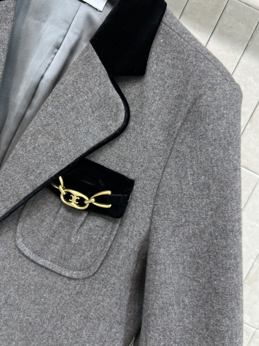 CE家 25秋冬新款 丝绒撞色拼接西装 领口和盖带都是做的丝绒拼接设计 撞色超级细节的图案两粒扣金扣点缀