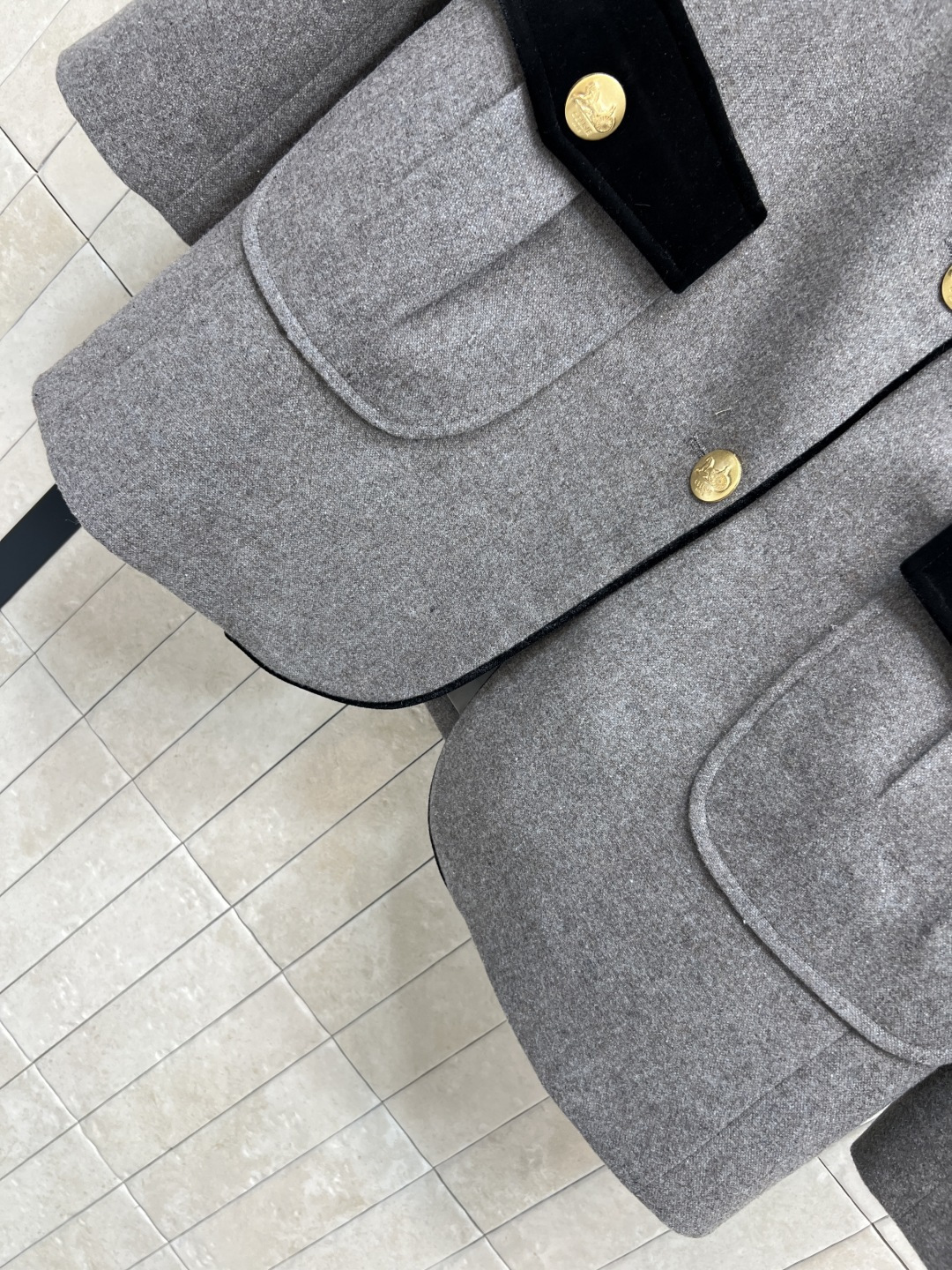 CE家 25秋冬新款 丝绒撞色拼接西装 领口和盖带都是做的丝绒拼接设计 撞色超级细节的图案两粒扣金扣点缀