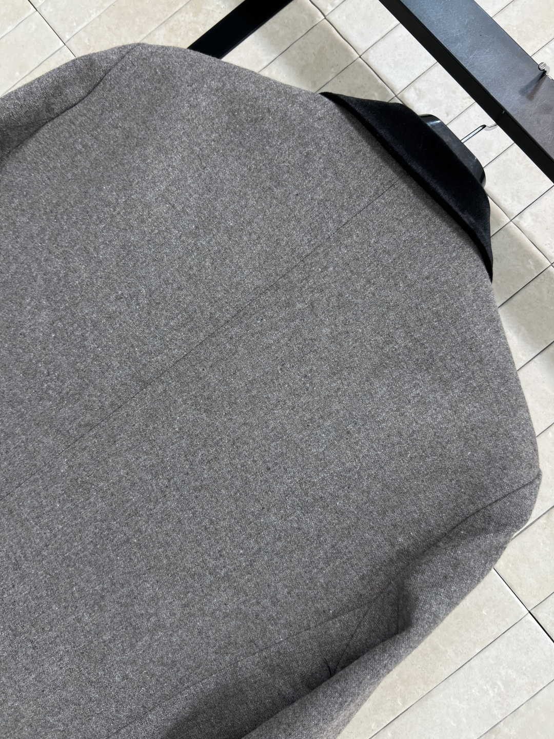 CE家 25秋冬新款 丝绒撞色拼接西装 领口和盖带都是做的丝绒拼接设计 撞色超级细节的图案两粒扣金扣点缀