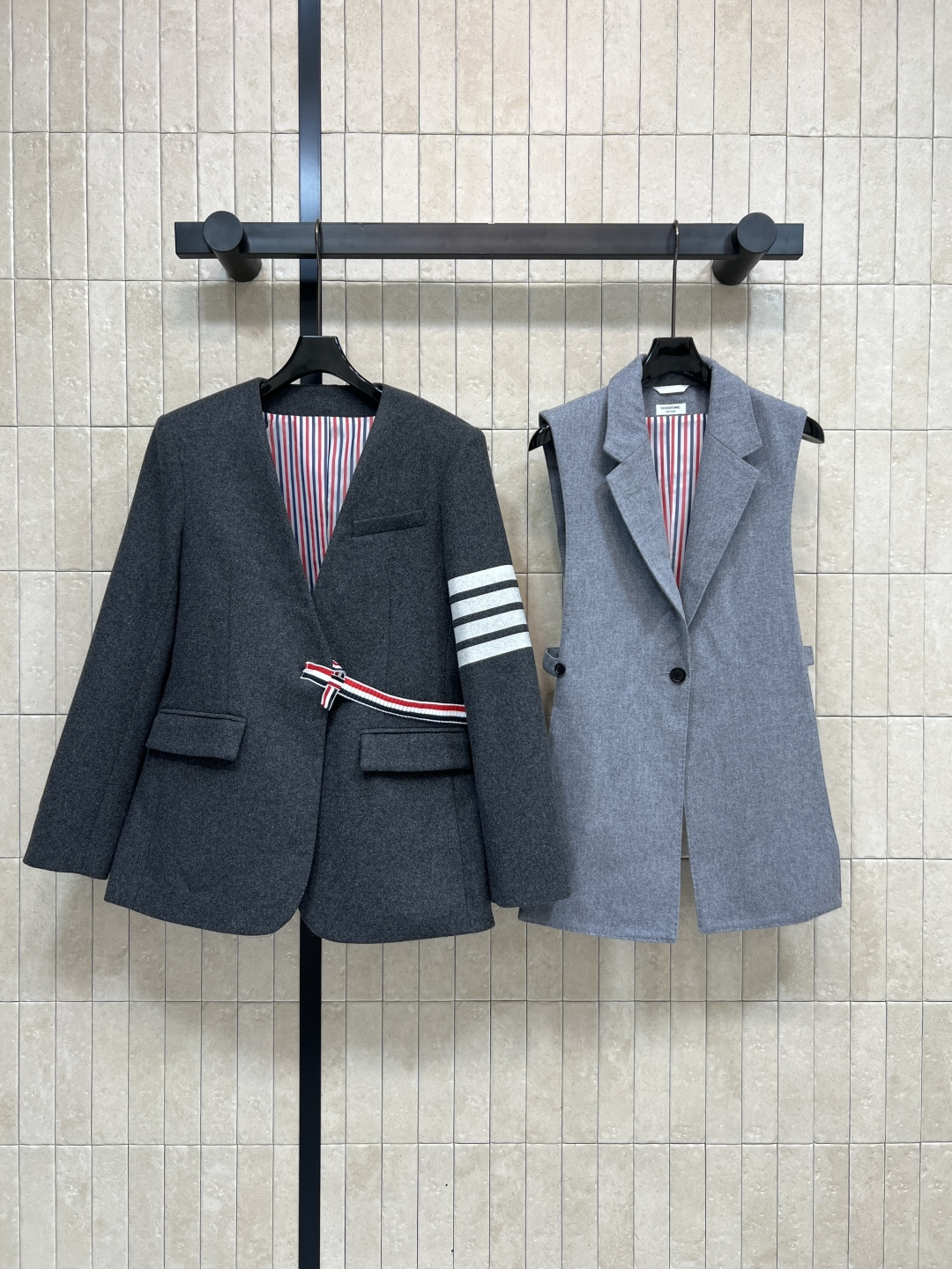 TB家 25秋冬新品 英伦风学院风杠条西服 可拆卸马甲内搭 经典不过时的设计风格 帅气翻领垫肩小西服 上