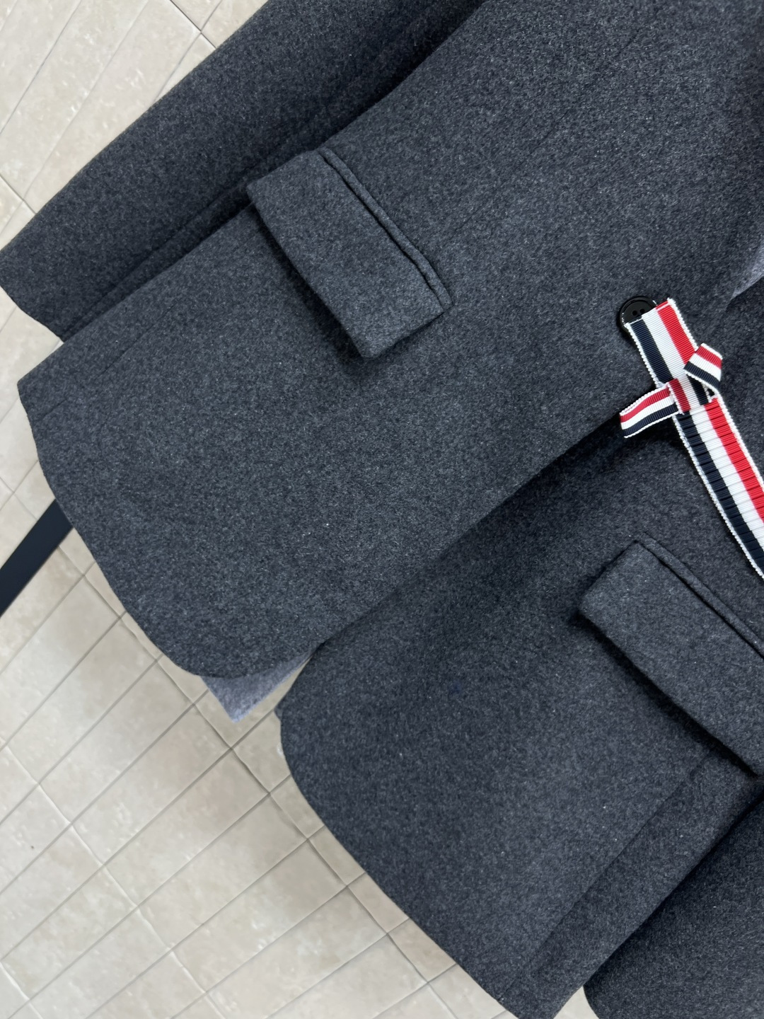 TB家 25秋冬新品 英伦风学院风杠条西服 可拆卸马甲内搭 经典不过时的设计风格 帅气翻领垫肩小西服 上