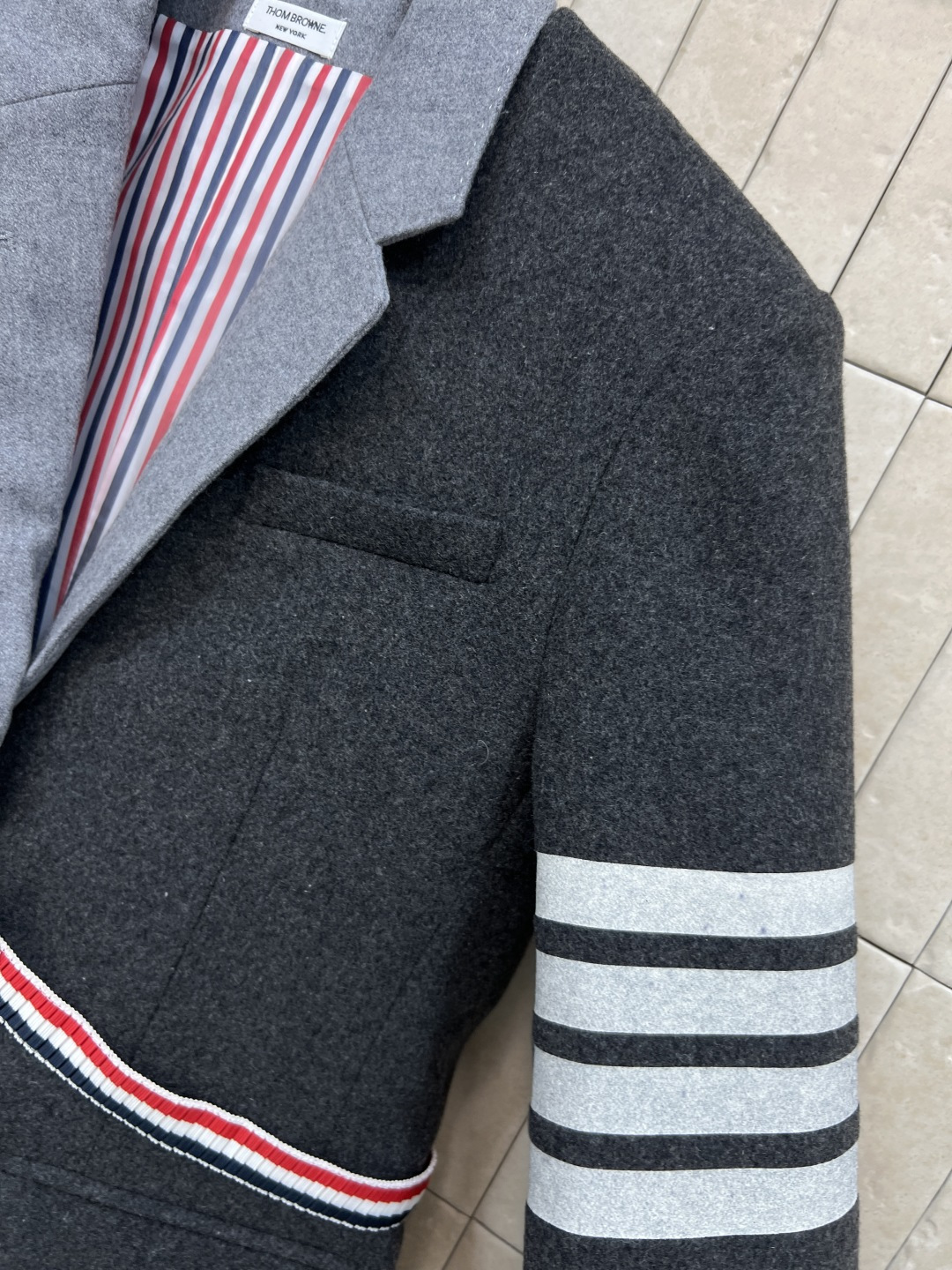 TB家 25秋冬新品 英伦风学院风杠条西服 可拆卸马甲内搭 经典不过时的设计风格 帅气翻领垫肩小西服 上