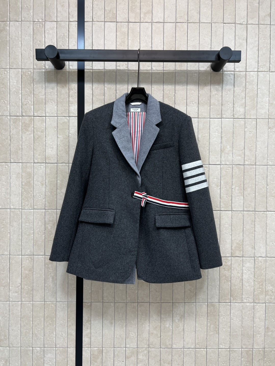 NO:507883,TB Home 25 autumn and winter new products British style college style lever suit Removable vest inner wear Classic and outdated design style Handsome lapel shoulder pad suit Super handsome and age-reducing. Both sports and daily life are very fashionable. Paired with short skirts and pants are great. Everyday commuting is OK. High-end fabric. One color and three sizes. Size/S-M-L,, skirts, alexander wang19860909TB家 25秋冬新品 英伦风学院风杠条西服 可拆卸马甲内搭 经典不过时的设计风格 帅气翻领垫肩小西服 上身超帅气减龄 无论是运动和日常都很时髦哦 搭配小短裙 裤子 都很赞 日常通勤都Ok 高定面料 一色三码 Size/S-M-L,,skirts,alexander wang,Women's clothing