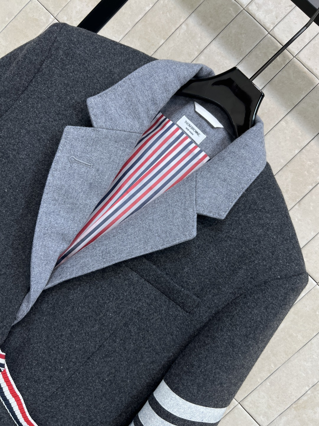 TB家 25秋冬新品 英伦风学院风杠条西服 可拆卸马甲内搭 经典不过时的设计风格 帅气翻领垫肩小西服 上