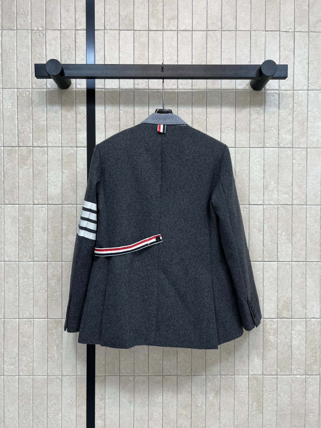 TB家 25秋冬新品 英伦风学院风杠条西服 可拆卸马甲内搭 经典不过时的设计风格 帅气翻领垫肩小西服 上