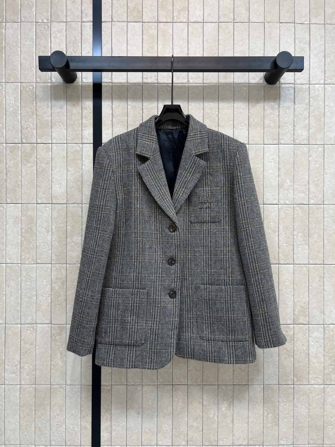 NO:507886,aMiu Home 25 autumn and winter new style retro plaid suit jacket, loose style comfortable and not picky, not so hard, daily exterior matching just right, showing the charm of mature, with a steady aura, small shoulder pads, easy to grasp right-angle shoulders, embroidered letters on the chest embroidered letters, low-key and fashionable, recommended versatile items for daily casual sex Size/S-M-L,,miumiu, jackets & coats,business suit,alexander wang19860909aMiu家 25秋冬新款 复古格纹西装外套 宽松版型舒适不挑人 不是那么的硬挺日常外搭刚刚好 展现轻熟魅力 自带稳重气场 小垫肩上身轻松拿捏直角肩 胸前刺绣字母Logo点缀 低调又时髦 日常休闲推荐百搭单品 Size/S-M-L,,miumiu,jackets & coats,business suit,alexander wang,Women's clothing