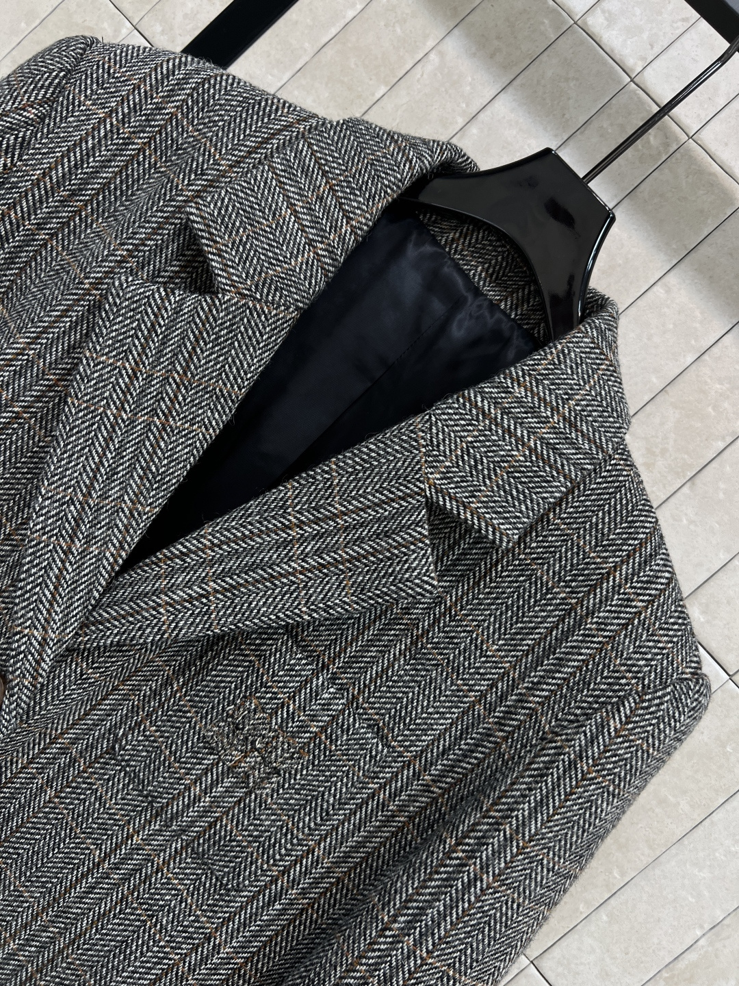 Miu家 25秋冬新款 复古格纹西装外套 宽松版型舒适不挑人 不是那么的硬挺日常外搭刚刚好 展现轻熟魅力