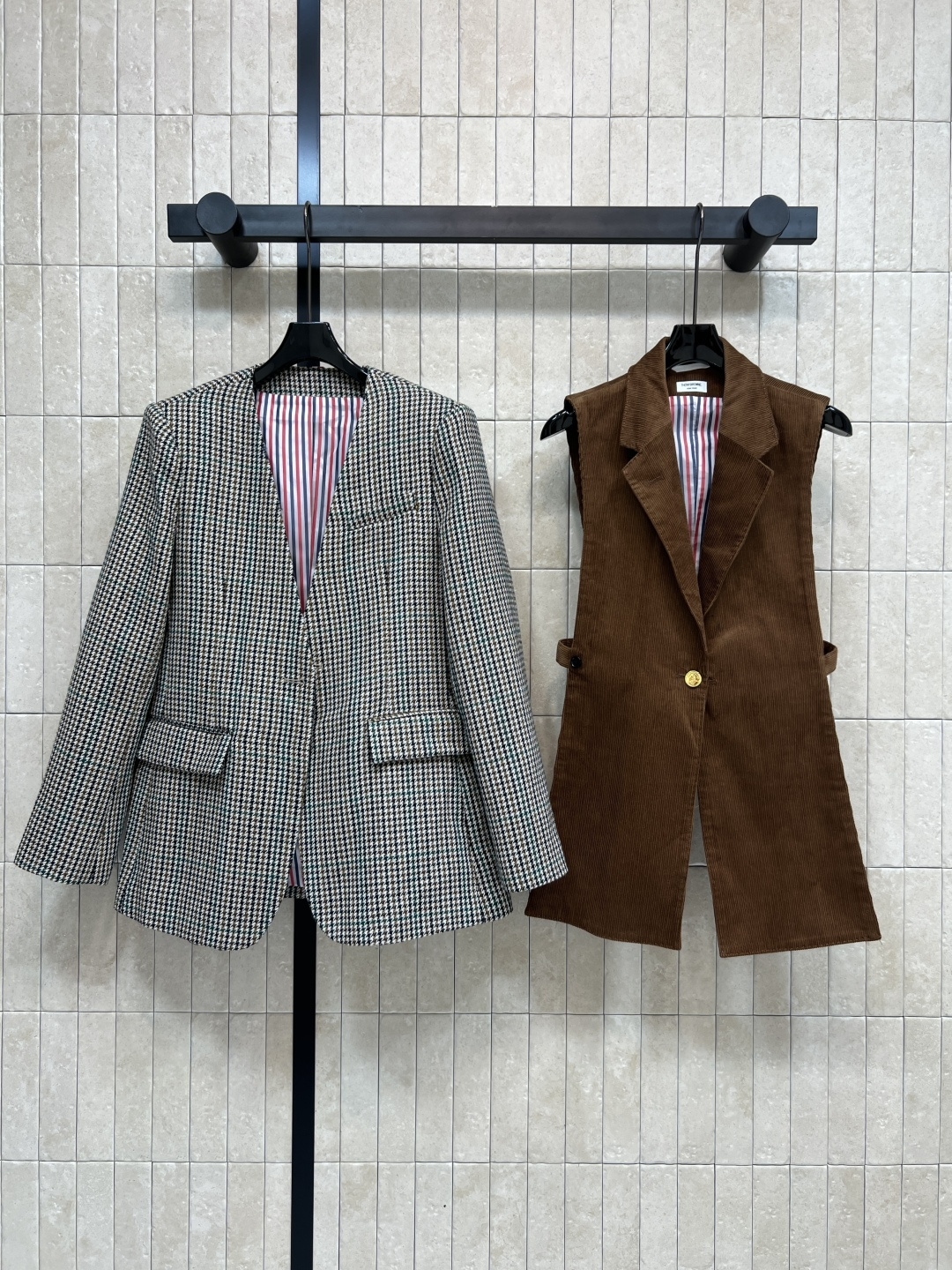 TB 25秋冬新款 英伦风复古格纹西装外套+拼接短裙 可拆卸马甲内胆 V领修身的版型外套搭配一片式短裙 