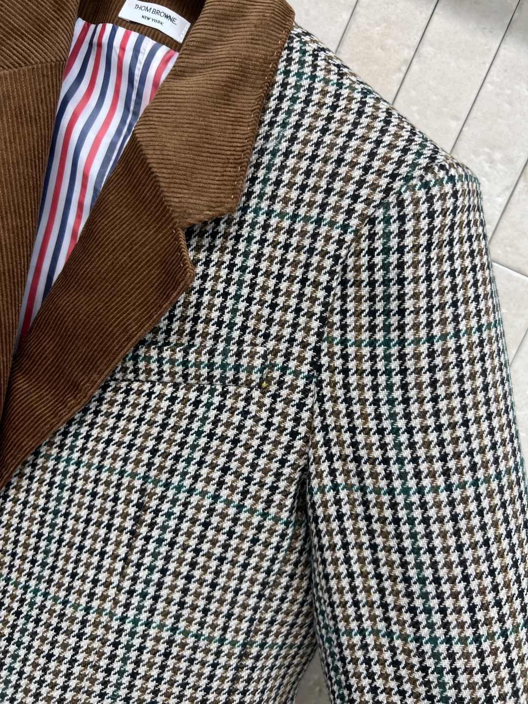 TB 25秋冬新款 英伦风复古格纹西装外套+拼接短裙 可拆卸马甲内胆 V领修身的版型外套搭配一片式短裙 