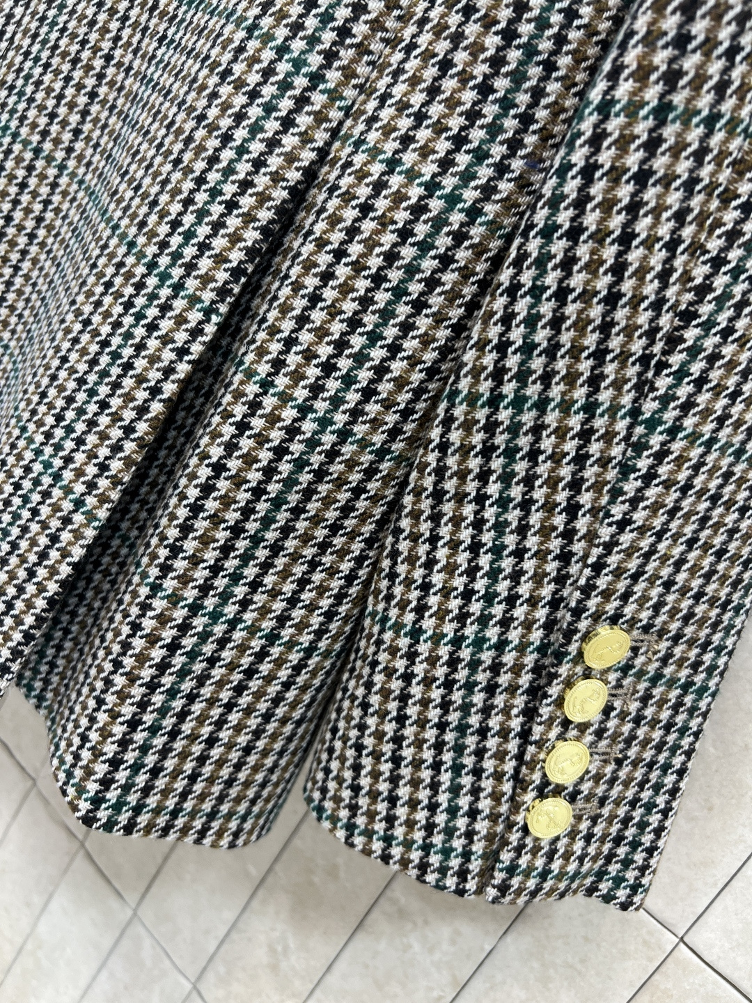 TB 25秋冬新款 英伦风复古格纹西装外套+拼接短裙 可拆卸马甲内胆 V领修身的版型外套搭配一片式短裙 