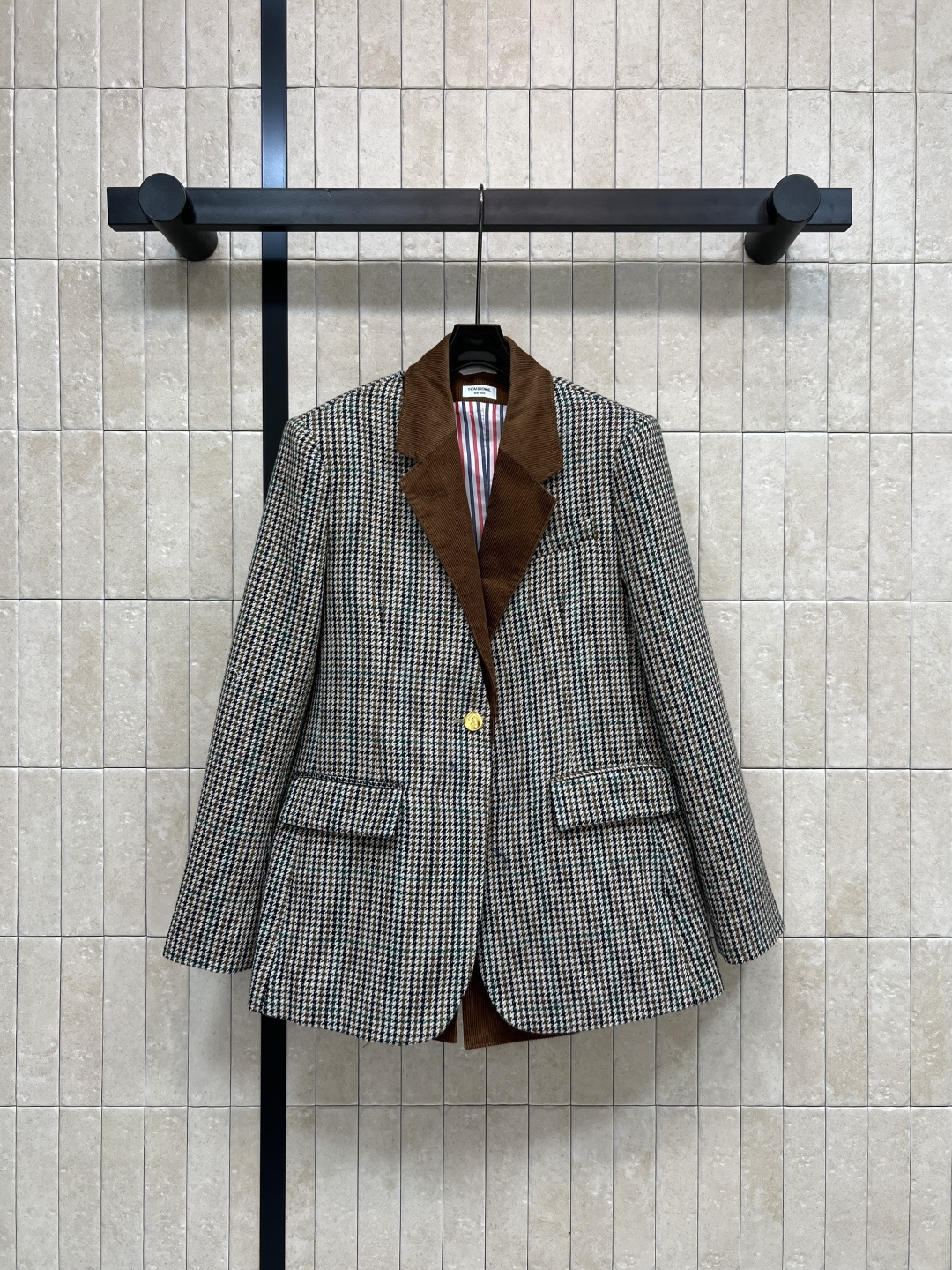 NO:507891,TB 25 autumn and winter new style British style retro plaid suit jacket + spliced ​​short skirt Removable vest inner lid V-neck slim fit jacket with one-piece short skirt The upper body is a perfect college-style girl. The style makes you look slim and long legs. The age-reducing feeling is so great. Customized YB textured fabric. The lining is also a contrasting element of classic stripes. The details are very well-made. One color three-code Size/S-M-L, skirts, jackets & coats, business suit, alexander wang19860909TB 25秋冬新款 英伦风复古格纹西装外套+拼接短裙 可拆卸马甲内胆 V领修身的版型外套搭配一片式短裙 上身就是妥妥的学院风女孩 版型显瘦又显大长腿 减龄感太赞了 定制YB纹理感面料 里衬也是经典条纹的撞色元素 细节做工很到位 一色三码Size/S-M-L,,skirts,jackets & coats,business suit,alexander wang,Women's clothing