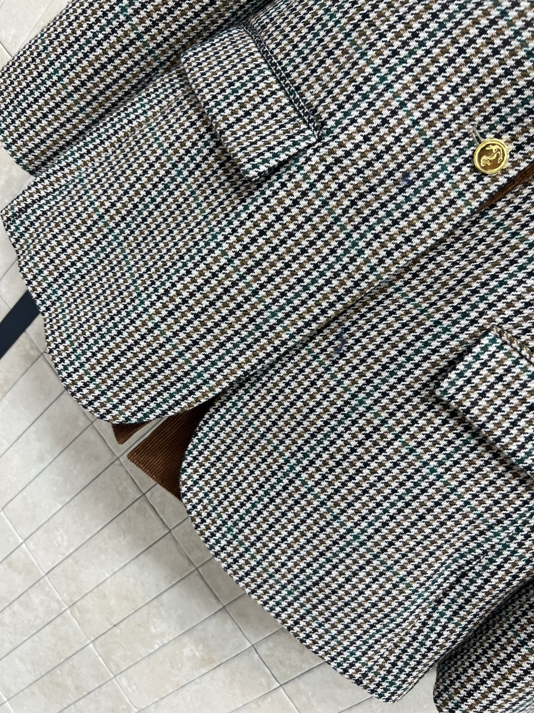 TB 25秋冬新款 英伦风复古格纹西装外套+拼接短裙 可拆卸马甲内胆 V领修身的版型外套搭配一片式短裙 