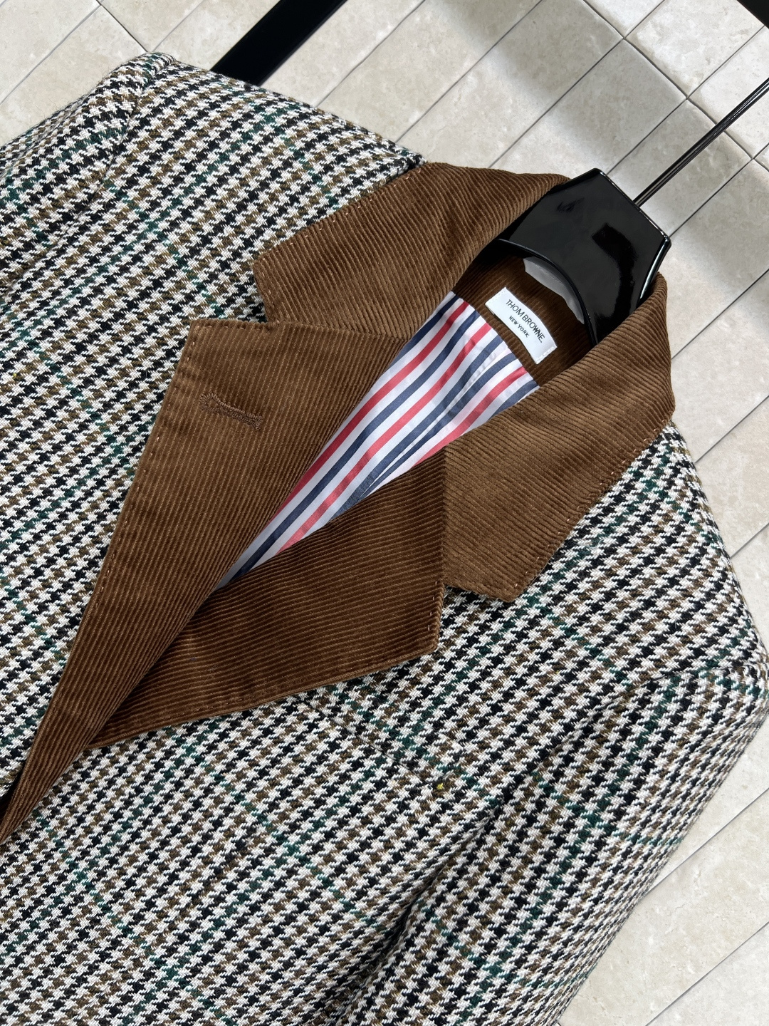 TB 25秋冬新款 英伦风复古格纹西装外套+拼接短裙 可拆卸马甲内胆 V领修身的版型外套搭配一片式短裙 