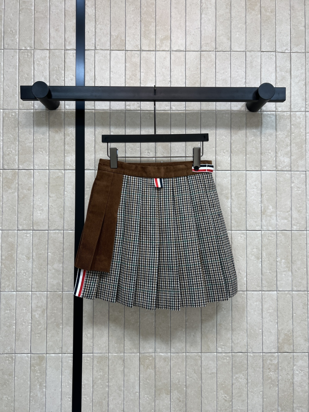 TB 25秋冬新款 英伦风复古格纹西装外套+拼接短裙 可拆卸马甲内胆 V领修身的版型外套搭配一片式短裙 