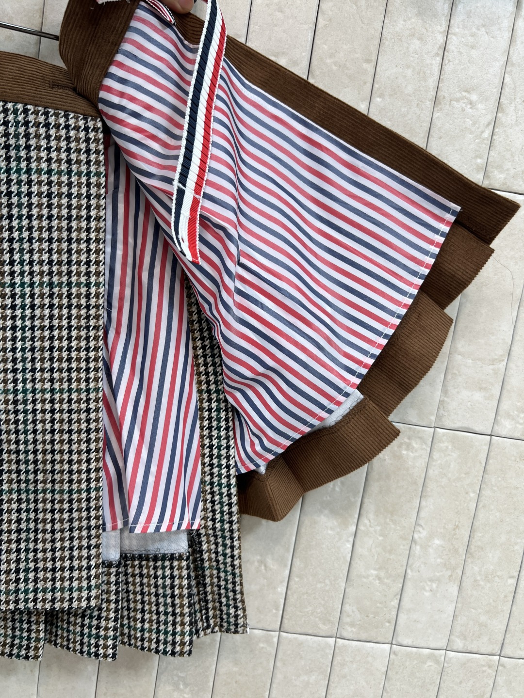 TB 25秋冬新款 英伦风复古格纹西装外套+拼接短裙 可拆卸马甲内胆 V领修身的版型外套搭配一片式短裙 