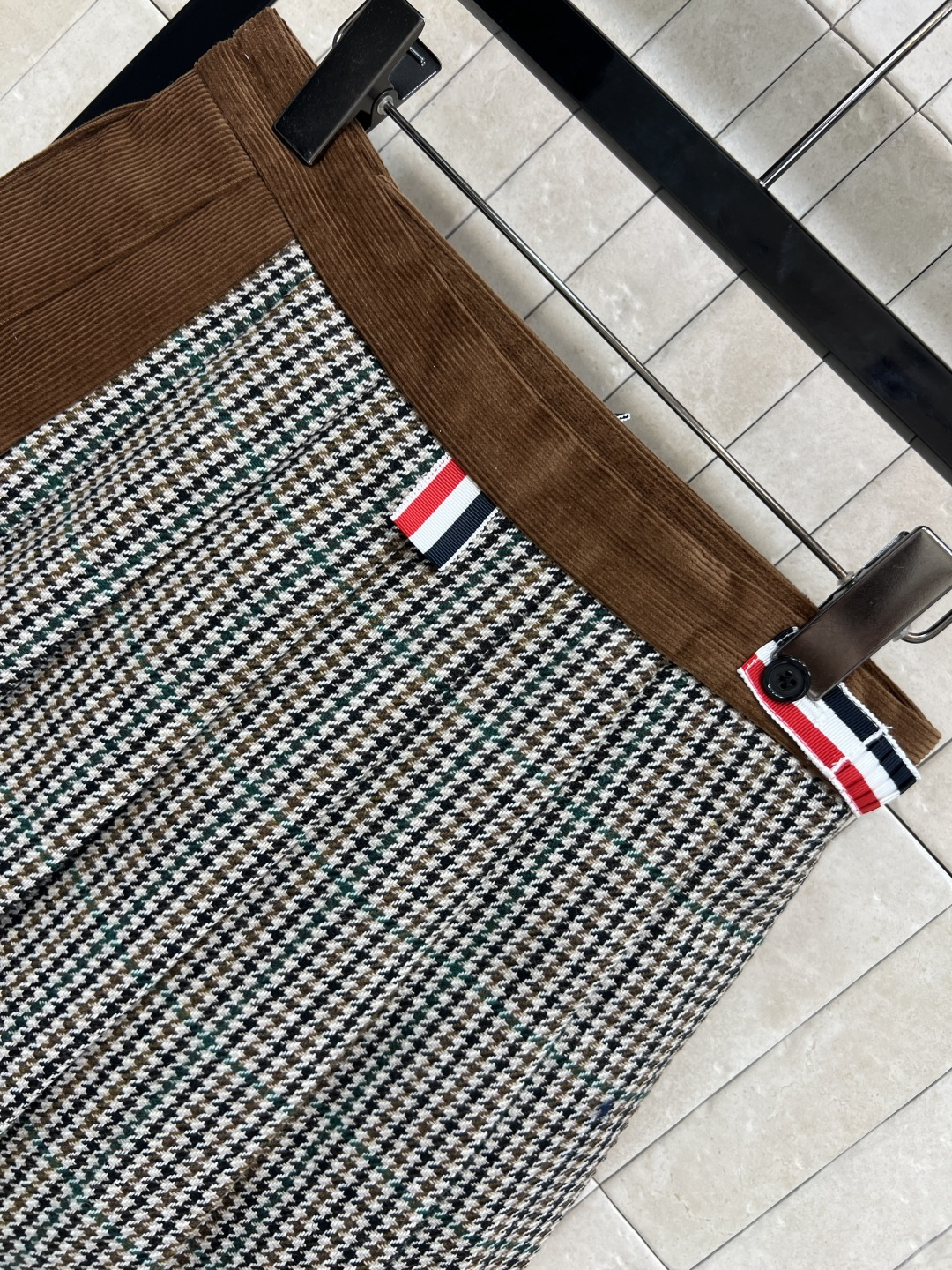 TB 25秋冬新款 英伦风复古格纹西装外套+拼接短裙 可拆卸马甲内胆 V领修身的版型外套搭配一片式短裙 