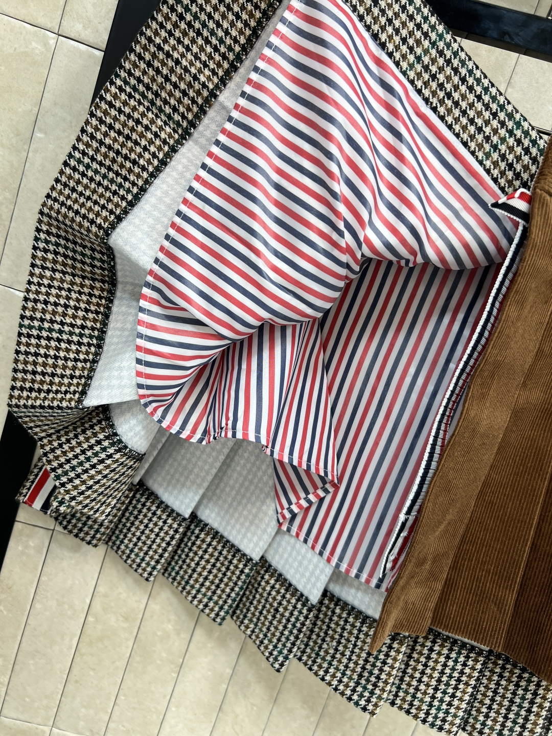 TB 25秋冬新款 英伦风复古格纹西装外套+拼接短裙 可拆卸马甲内胆 V领修身的版型外套搭配一片式短裙 