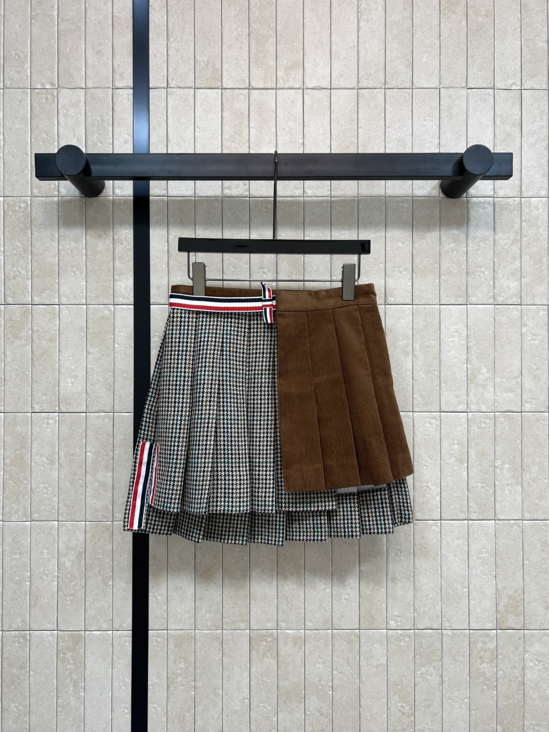 NO:507897,TB 25 autumn and winter new style British style retro plaid suit jacket + spliced ​​short skirt Removable vest inner lid V-neck slim fit jacket with one-piece short skirt The upper body is a perfect college-style girl. The style makes you look slim and long legs. The age-reducing feeling is so great. Customized YB textured fabric. The lining is also a contrasting element of classic stripes. The details are very well-made. One color three-code Size/S-M-L, skirts, jackets & coats, business suit, alexander wang19860909TB 25秋冬新款 英伦风复古格纹西装外套+拼接短裙 可拆卸马甲内胆 V领修身的版型外套搭配一片式短裙 上身就是妥妥的学院风女孩 版型显瘦又显大长腿 减龄感太赞了 定制YB纹理感面料 里衬也是经典条纹的撞色元素 细节做工很到位 一色三码Size/S-M-L,,skirts,jackets & coats,business suit,alexander wang,Women's clothing