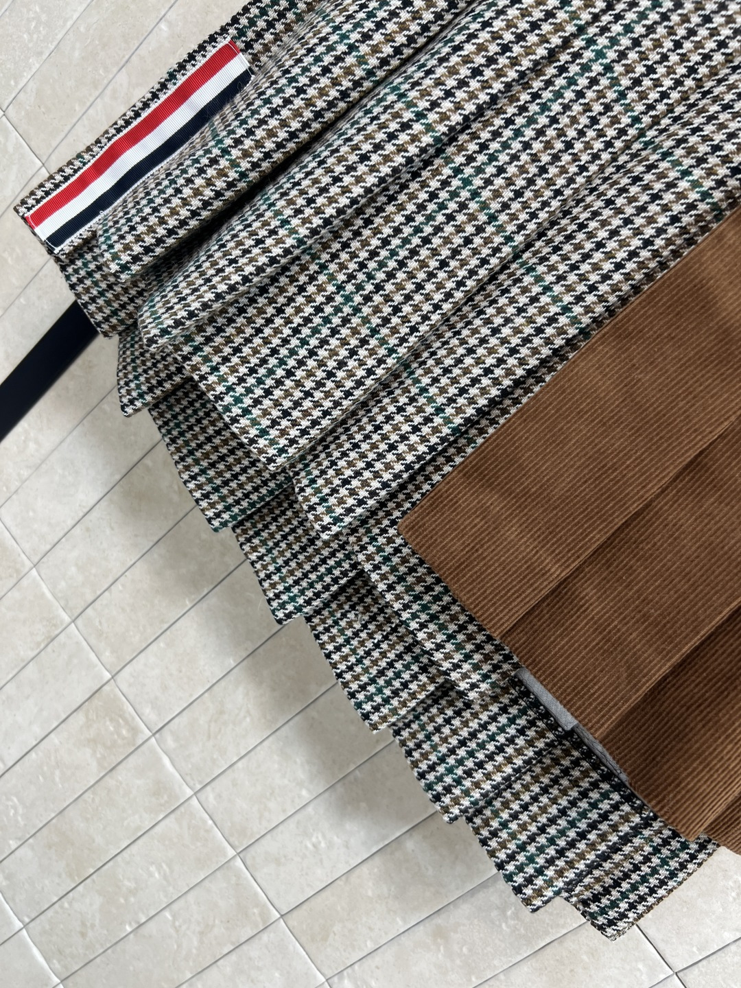 TB 25秋冬新款 英伦风复古格纹西装外套+拼接短裙 可拆卸马甲内胆 V领修身的版型外套搭配一片式短裙 