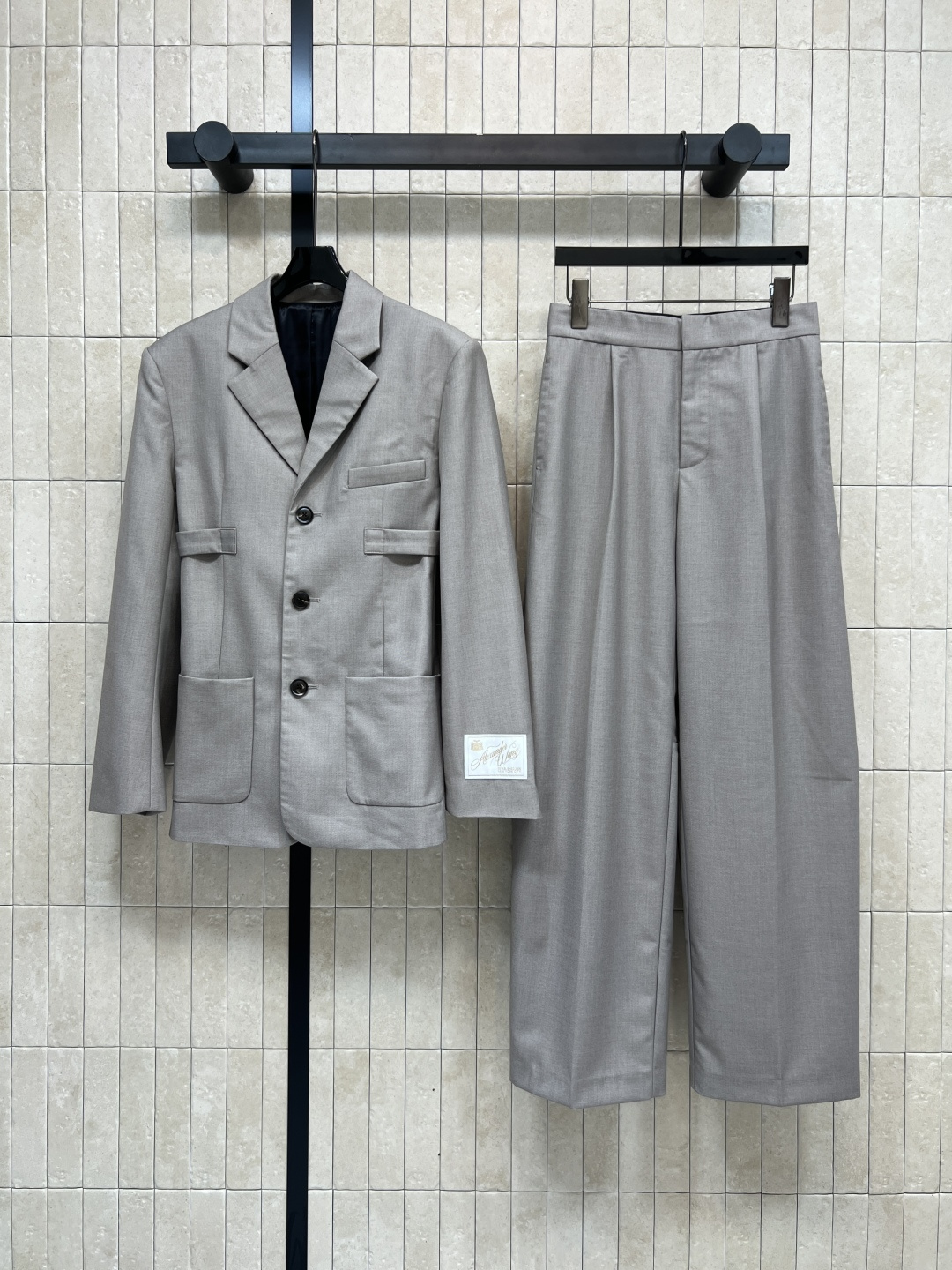 NO:507875,Jacket trousers p.25 autumn and winter new style, exquisite suit set, lapel suit jacket with straight wide-leg pants, can be said to be super elegant. Lapel buckle waist-hugging suit design, the upper body is full of aura and fashionable feeling, the logo patch decoration in the cuff brand is more advanced, with a little retro feel, a set of upper body shows the proportion of long legs, two colors and three codes Size/S-M-L,, jackets & coats, business suit, alexander wang19860909外套长裤p.25秋冬新款 精致的西装套装 翻领西装外套搭配直筒阔腿裤 可以说是超显气质的 翻领搭扣收腰西装设计 上身就是满满的气场和时髦感 袖口品牌里logo贴布装饰点缀更显高级 带有一点复古感 一套上身超显大长腿比例 两色三码Size/S-M-L,,jackets & coats,business suit,alexander wang,Women's clothing