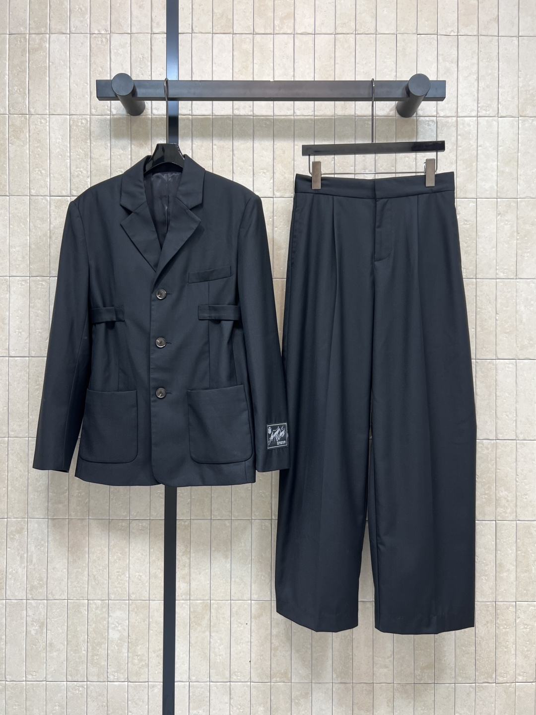 NO:507881,Jacket trousers p-25 autumn and winter new style, exquisite suit set, lapel suit jacket with straight wide-leg pants, can be said to be super elegant. Lapel buckle waist-hugging suit design, the upper body is full of aura and fashionable feeling, the logo patch decoration in the cuff brand makes it more advanced, with a little retro feel, a set of upper body shows the proportion of long legs, two colors and three codes Size/S-M-L,, jackets & coats, business suit, alexander wang19860909外套长裤p-25秋冬新款 精致的西装套装 翻领西装外套搭配直筒阔腿裤 可以说是超显气质的 翻领搭扣收腰西装设计 上身就是满满的气场和时髦感 袖口品牌里logo贴布装饰点缀更显高级 带有一点复古感 一套上身超显大长腿比例 两色三码Size/S-M-L,,jackets & coats,business suit,alexander wang,Women's clothing