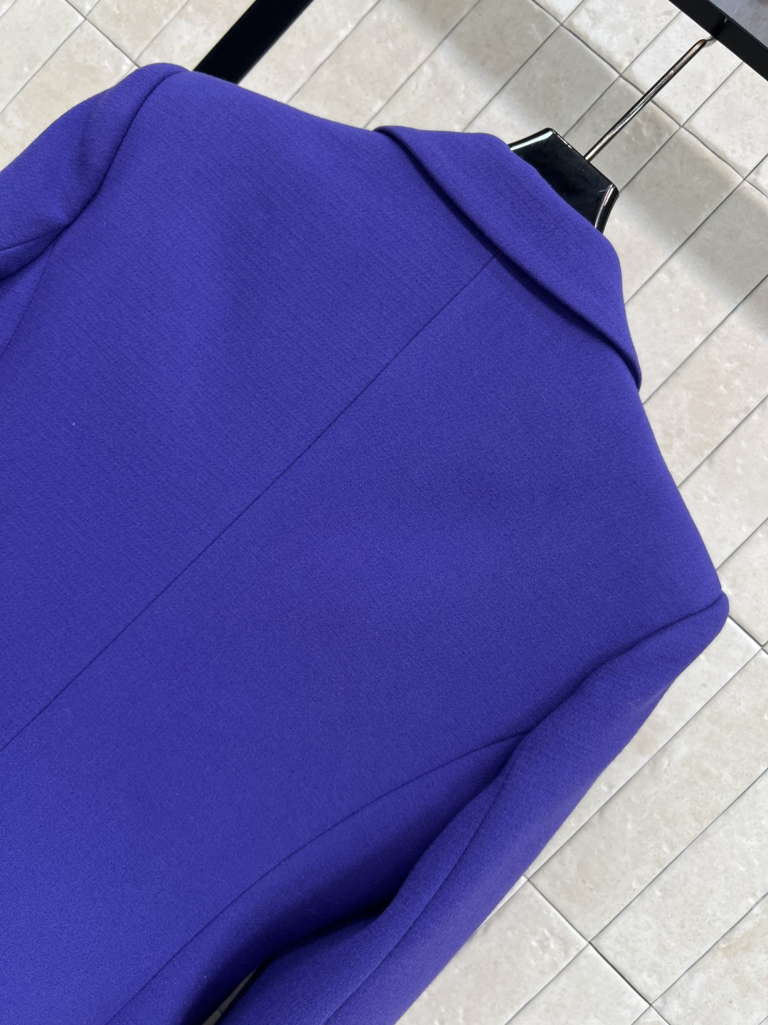 D家 25秋冬新款 紫色立领泡泡短袖小上衣+西装外套+半身裙 领口立领单排扣设计修饰脖颈线条 泡泡短袖小