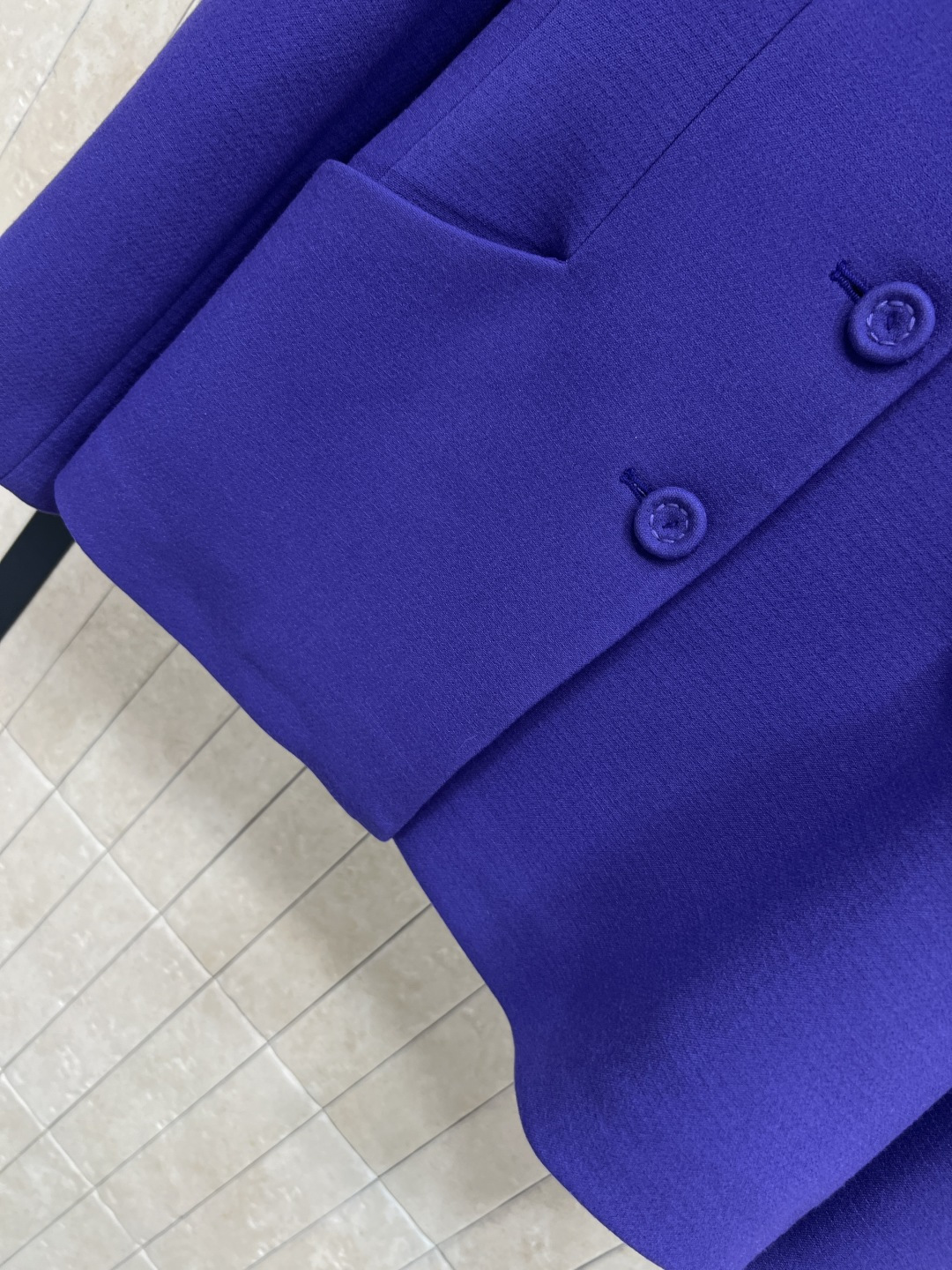 D家 25秋冬新款 紫色立领泡泡短袖小上衣+西装外套+半身裙 领口立领单排扣设计修饰脖颈线条 泡泡短袖小