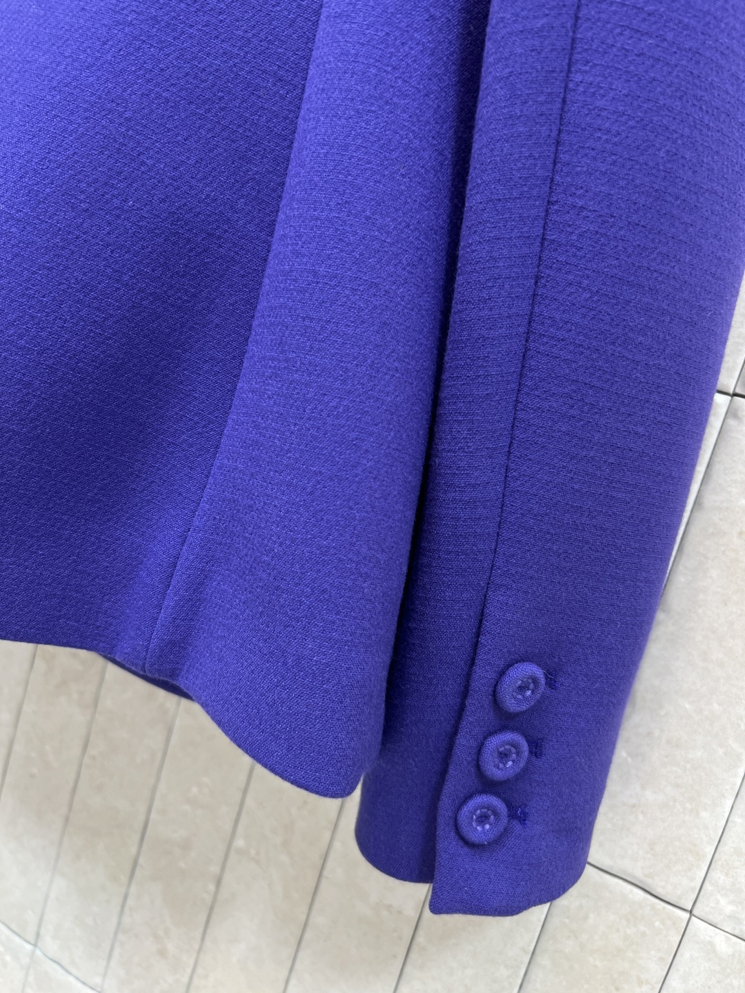 D家 25秋冬新款 紫色立领泡泡短袖小上衣+西装外套+半身裙 领口立领单排扣设计修饰脖颈线条 泡泡短袖小