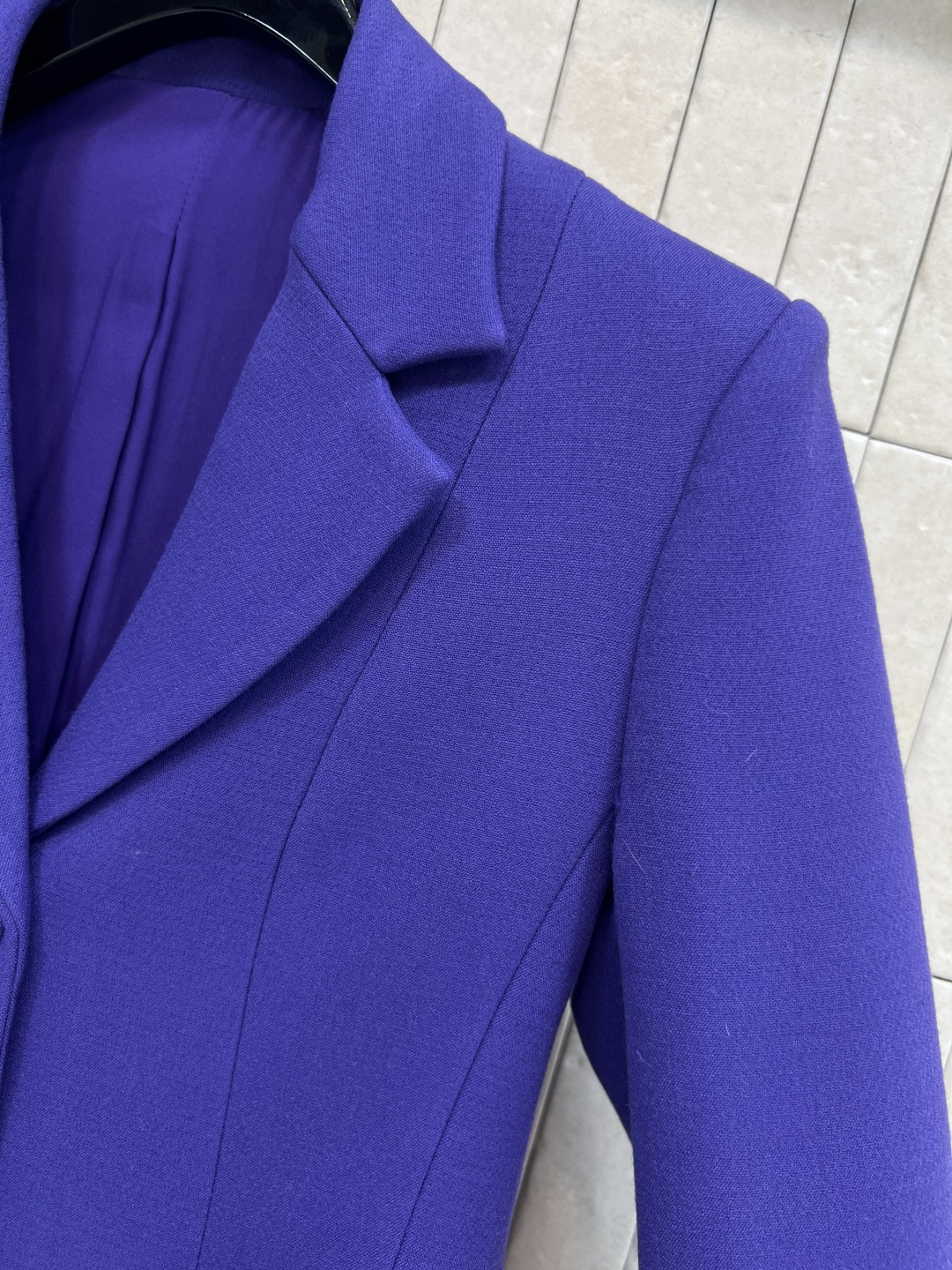 D家 25秋冬新款 紫色立领泡泡短袖小上衣+西装外套+半身裙 领口立领单排扣设计修饰脖颈线条 泡泡短袖小