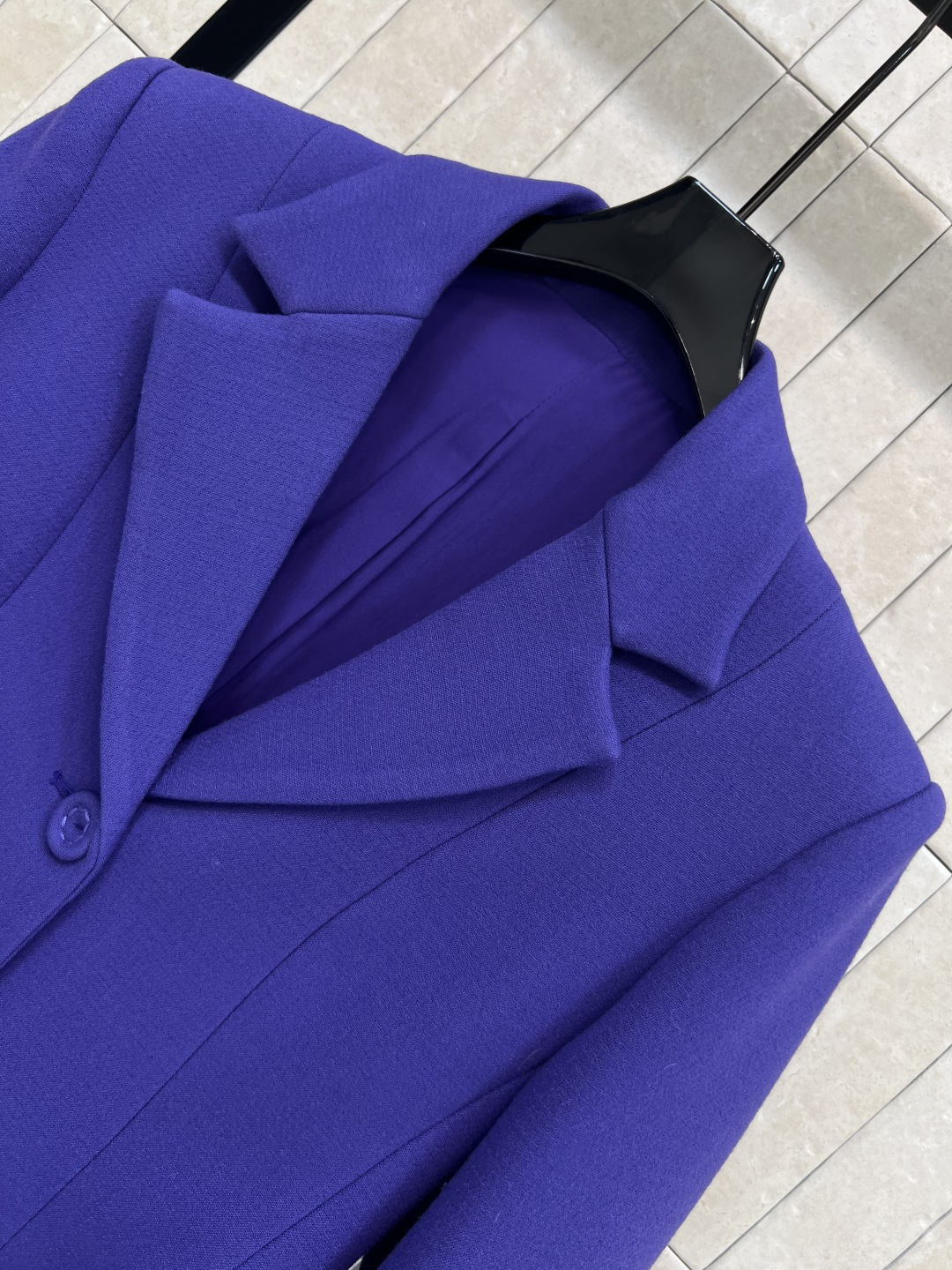 D家 25秋冬新款 紫色立领泡泡短袖小上衣+西装外套+半身裙 领口立领单排扣设计修饰脖颈线条 泡泡短袖小