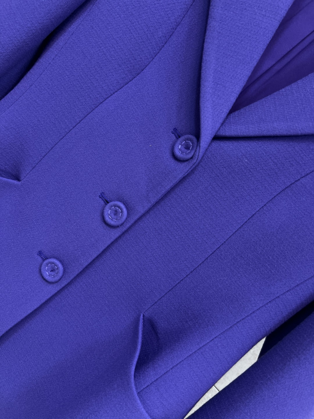 D家 25秋冬新款 紫色立领泡泡短袖小上衣+西装外套+半身裙 领口立领单排扣设计修饰脖颈线条 泡泡短袖小