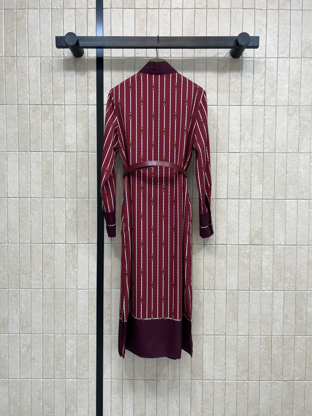 G家 25秋冬新款 链条⛓️图案飘带收腰红色连衣裙 飘带随意系结 搭配腰带收腰小开叉裙摆设计 满印品牌链