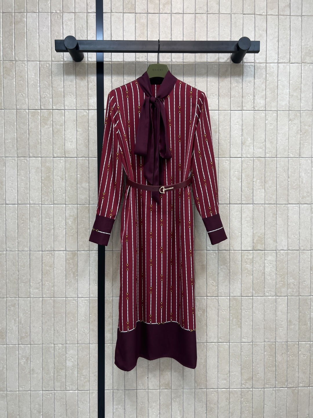 NO:508738,G Home 25 autumn and winter new style chain pattern streamer waist-hugging red dress, streamer randomly tied, small slit skirt design with belt waist-hugging, full-print brand chain print pattern is high-end and exquisite, fashionable and elegant, style is also slim and versatile, one color four-code Size/S-M-L- XL,,gucci,skirts,alexander wang19860909G家 25秋冬新款 链条图案飘带收腰红色连衣裙 飘带随意系结 搭配腰带收腰小开叉裙摆设计 满印品牌链条印花图案高级又精致 上身时髦又优雅气质 版型也是显瘦又百搭 一色四码 Size/S-M-L- XL,,gucci,skirts,alexander wang,Women's clothing