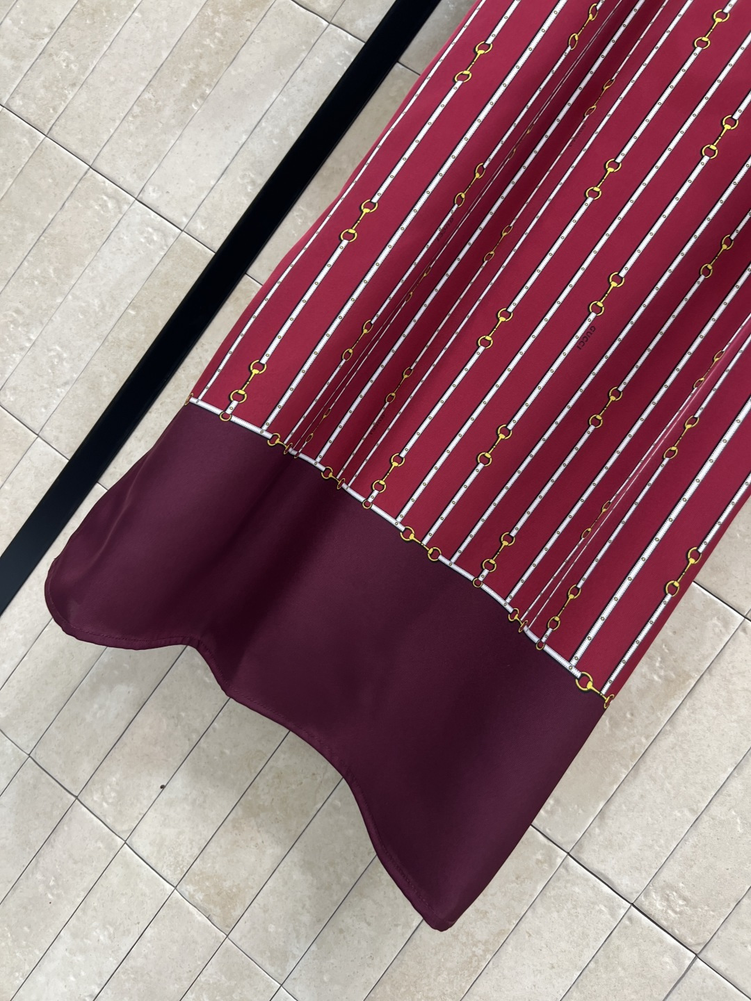 G家 25秋冬新款 链条⛓️图案飘带收腰红色连衣裙 飘带随意系结 搭配腰带收腰小开叉裙摆设计 满印品牌链