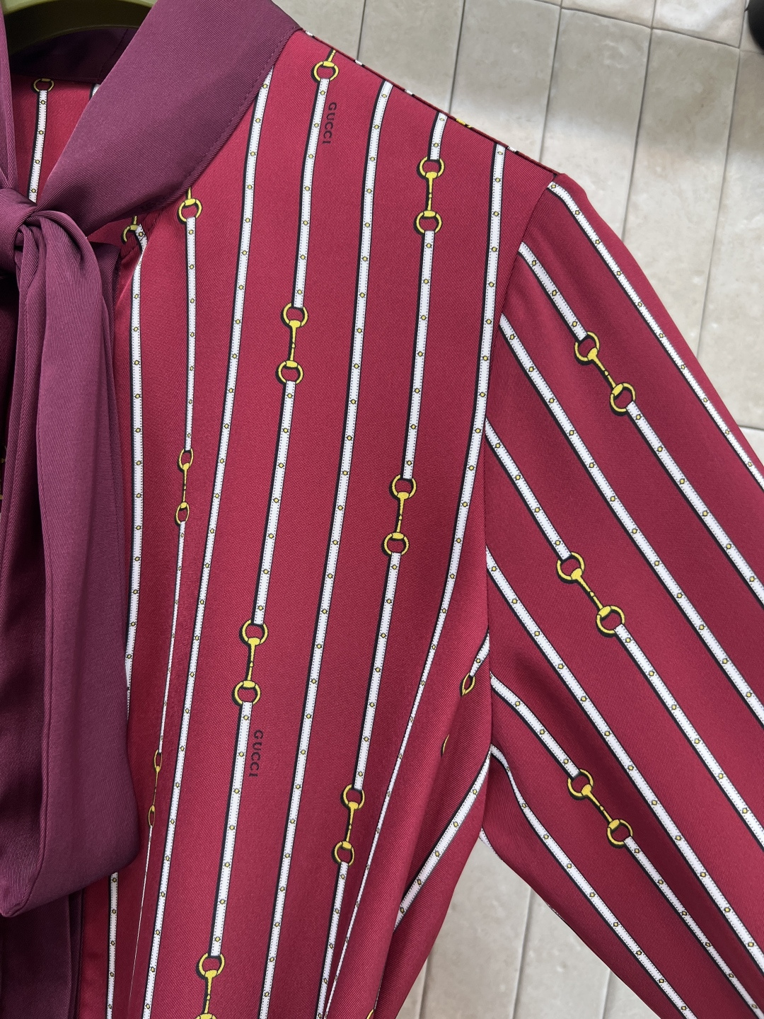 G家 25秋冬新款 链条⛓️图案飘带收腰红色连衣裙 飘带随意系结 搭配腰带收腰小开叉裙摆设计 满印品牌链