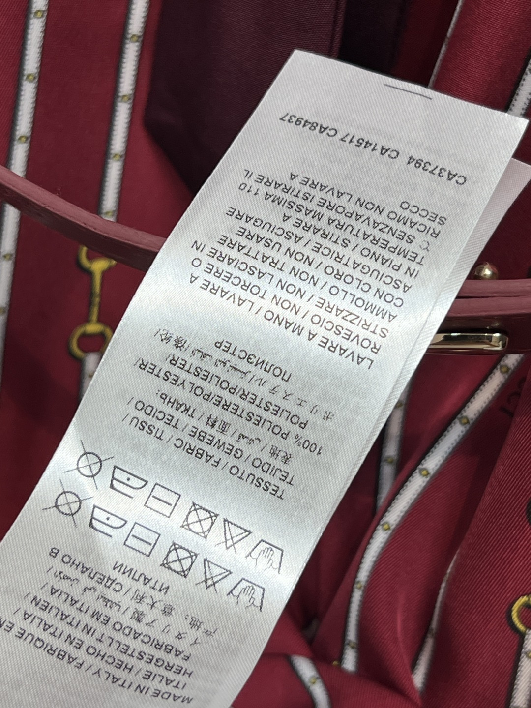 G家 25秋冬新款 链条⛓️图案飘带收腰红色连衣裙 飘带随意系结 搭配腰带收腰小开叉裙摆设计 满印品牌链