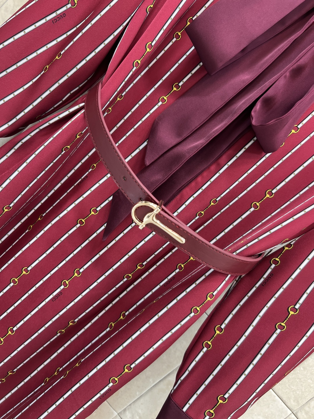 G家 25秋冬新款 链条⛓️图案飘带收腰红色连衣裙 飘带随意系结 搭配腰带收腰小开叉裙摆设计 满印品牌链